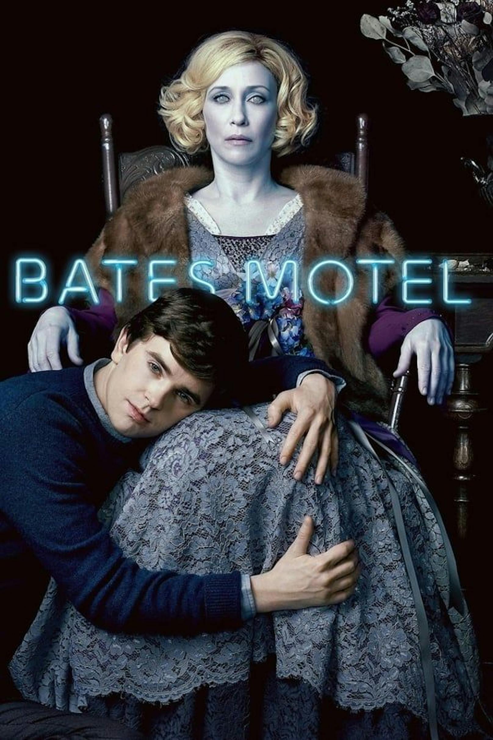 "Bates Motel" auf Sky: Nach dem grausamen Tod ihres Ehemanns kauft Norma Bates (Vera Farmiga) ein Motel am Rande des idyllischen Küstenstädtchens White Pine Bay. Basiert auf dem Psycho-Film "Psycho".