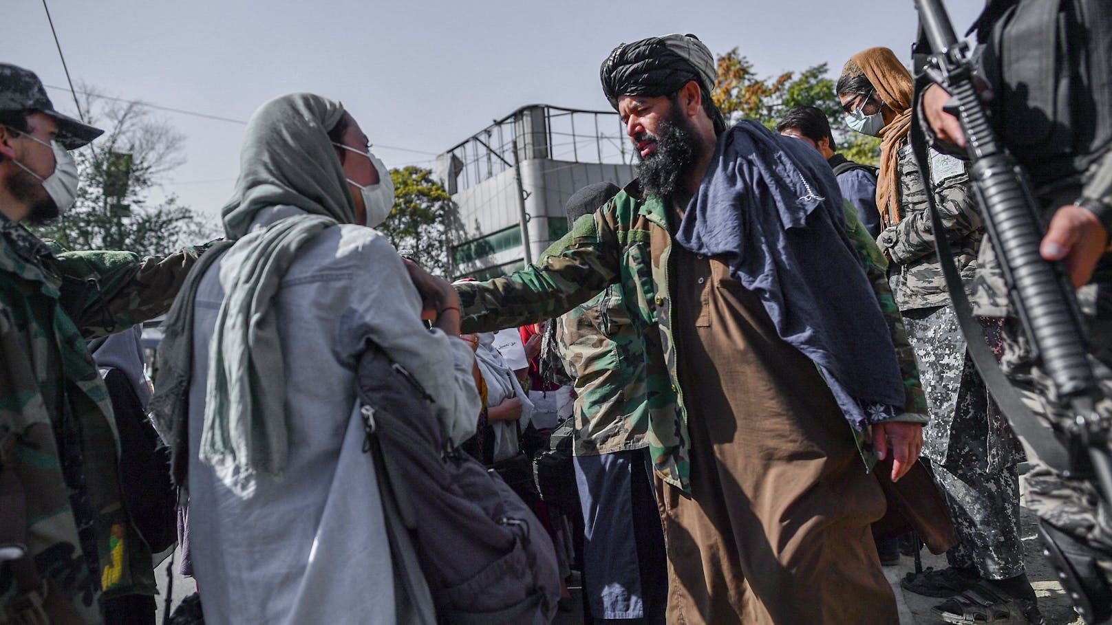 Kämpfer der Taliban haben an einer Hochzeit zwei Menschen getötet, weil an der Feier Musik gespielt wurde.