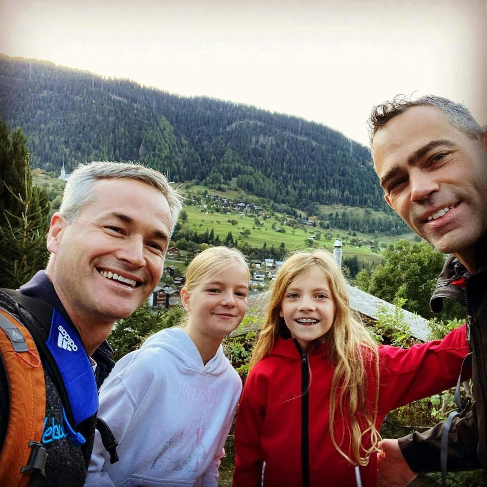 Benjamin S. (rechts) und seine Familie machten Mitte Oktober 2021 im Wallis eine erschütternde Erfahrung.