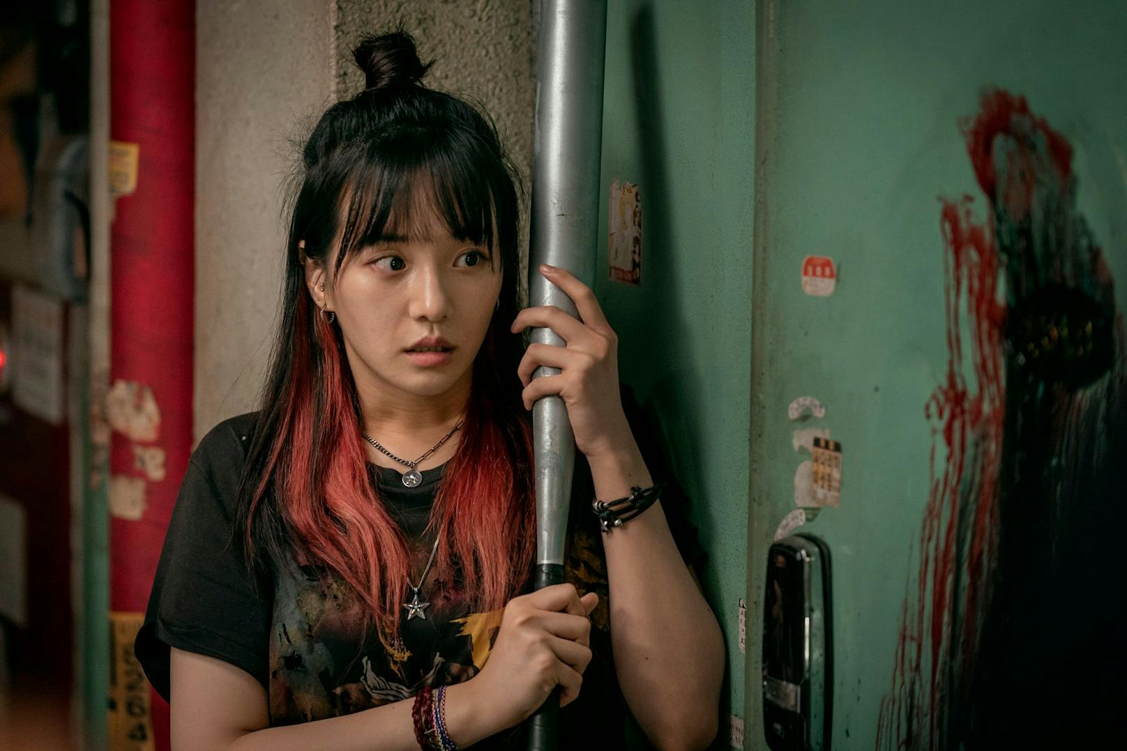 <strong>"Sweet Home" auf Netflix: </strong>Nach dem Verlust seiner Familie zieht ein introvertierter Schüler namens Cha Hyun-su in eine neue Wohnung, in der ihn bizarre und schockierende Ereignisse erwarten, und muss in einer unbeständigen Welt, die kurz vor dem Zusammenbruch steht, ums Überleben kämpfen.
