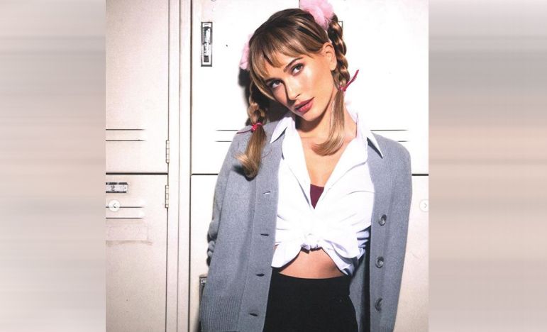 Hailey Bieber im Britney-Spears-Look.