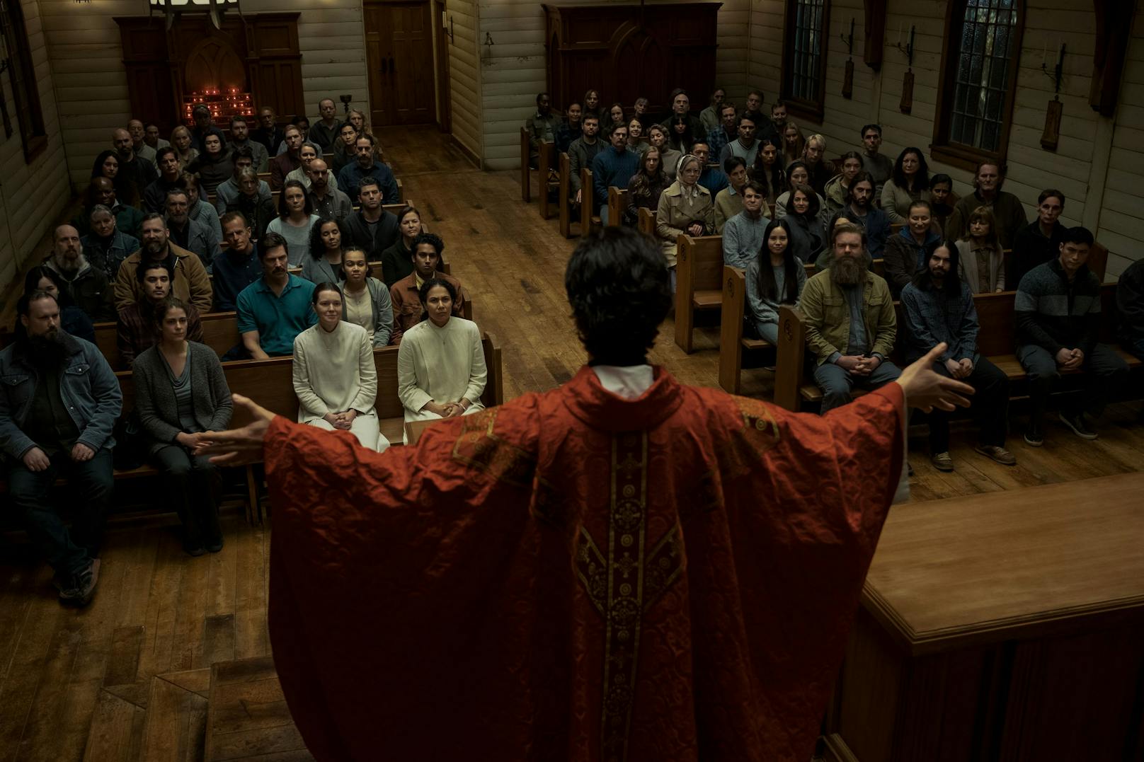 <strong>"Midnight Mass" auf Netflix:</strong> Die Ankunft eines charismatischen jungen Priesters sorgt für unerklärliche und wundersame Ereignisse und erweckt in einer sterbenden Stadt einen neuen religiösen Eifer.