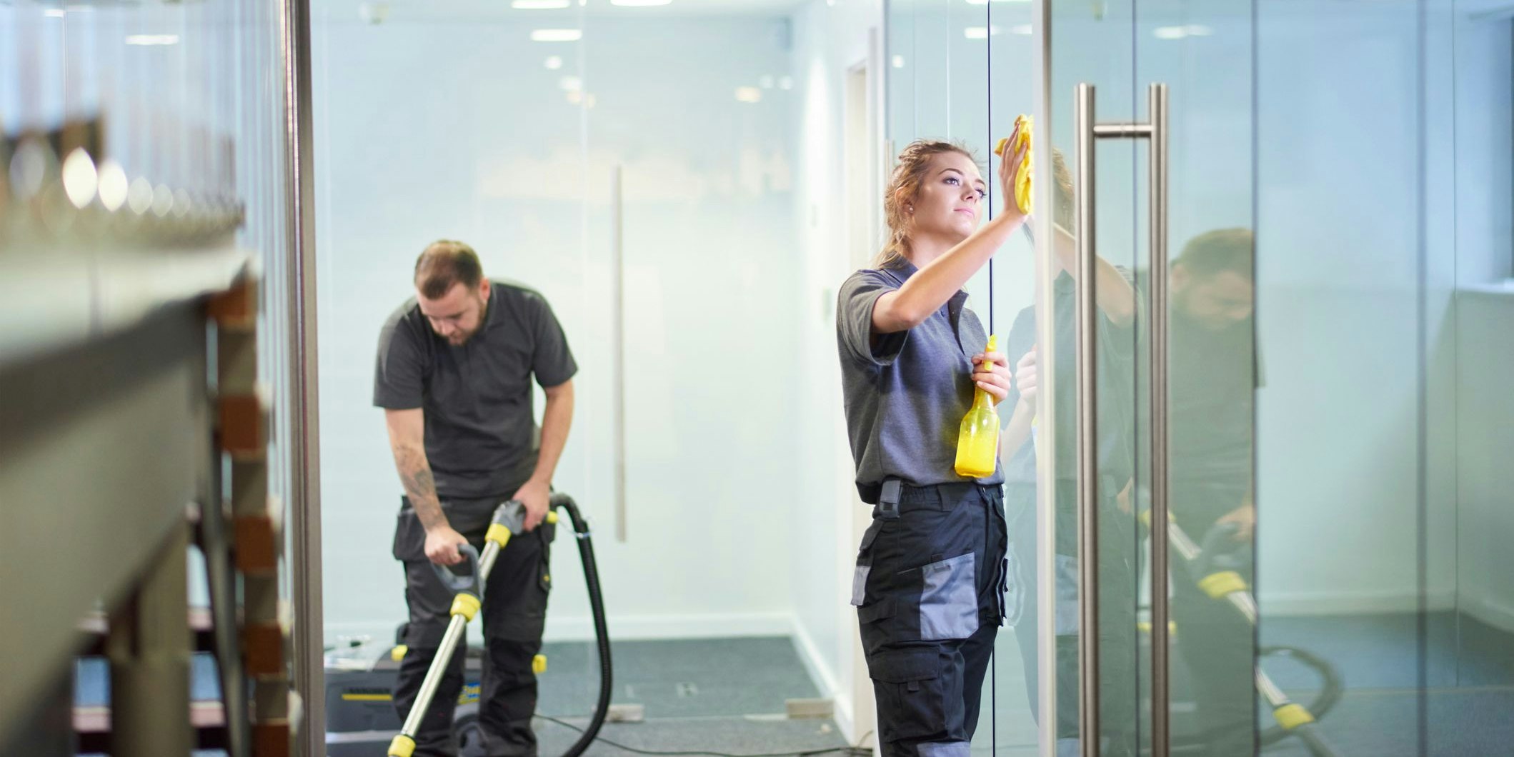 Schweizer Reinigungskräfte verdienen fast drei mal so viel wie ihre österreichische Kollegen.