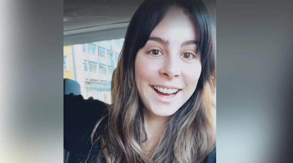 Die strahlende Lena Meyer-Landrut hat gute Nachrichten.