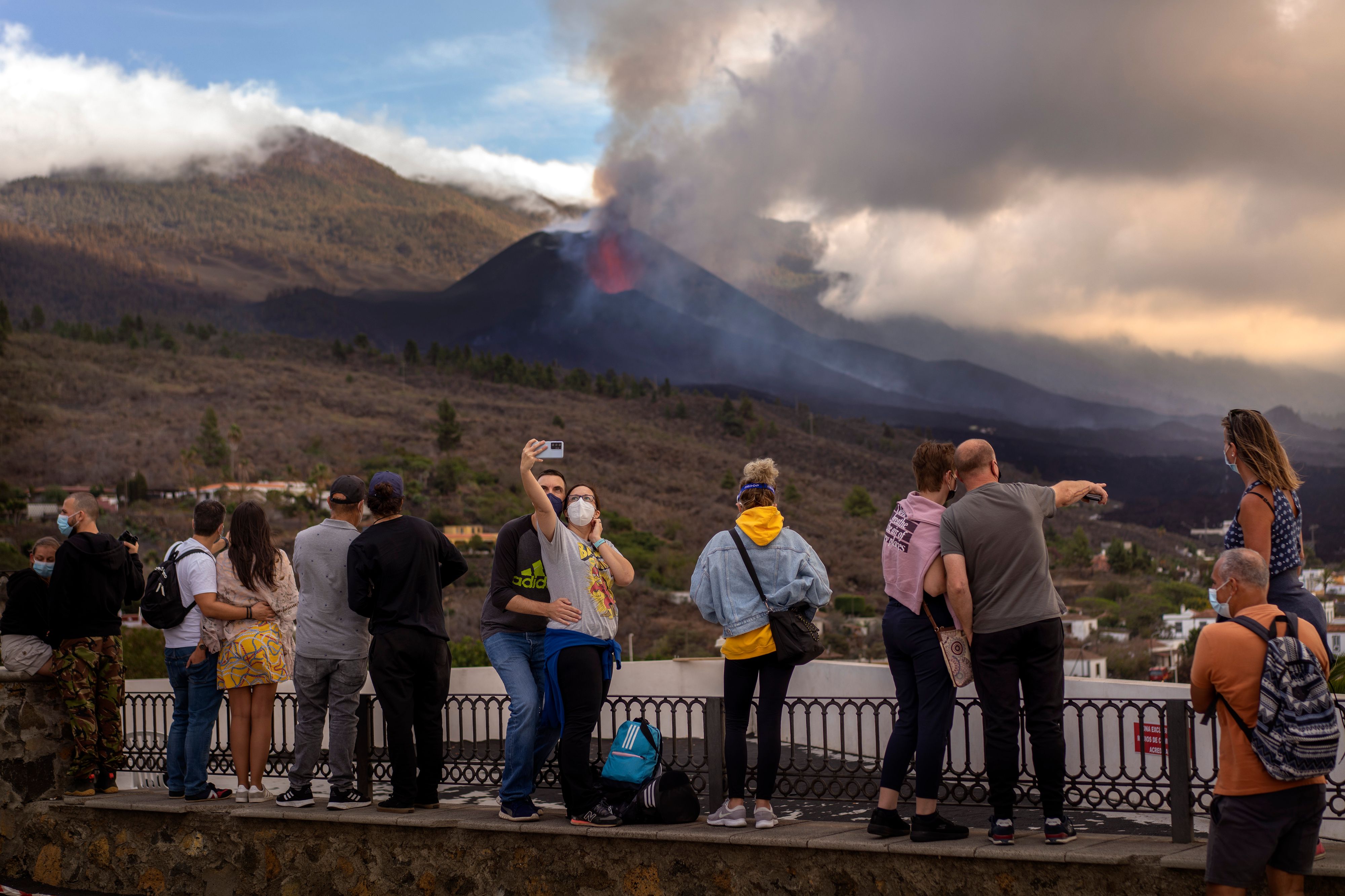 Obwohl der Vulkan auf La Palma weiterwütet, wollen viele Touristen das Spektakel vor Ort beobachten.