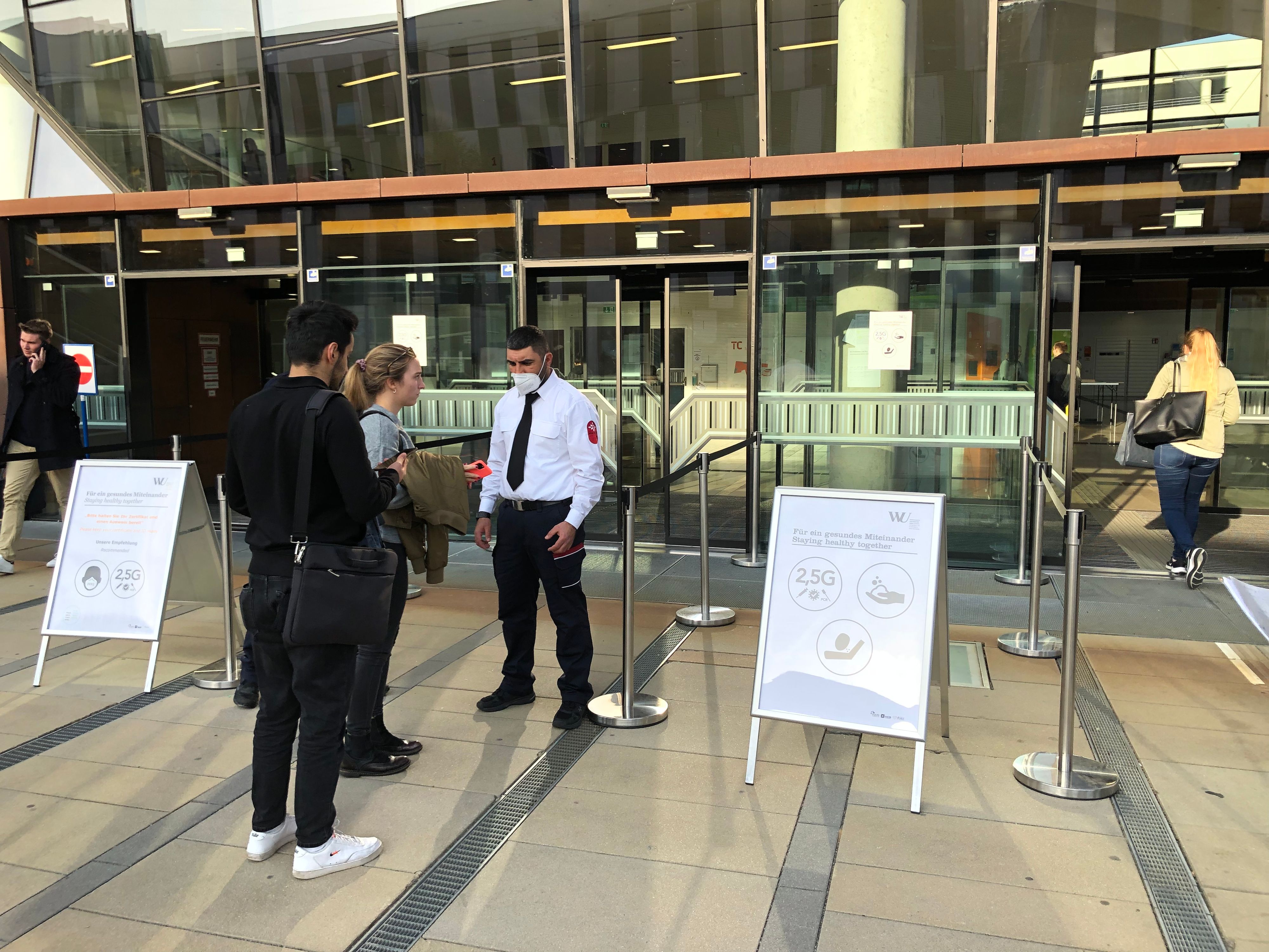 Vorm Betreten der Wiener Wirtschaftsuni wird – wie bei allen Unis – die Einhaltung der 2,5G-Regel kontrolliert. Geimpfte und Genesene können sich einen Fast Lane Sticker für ihren Studierendenausweis holen.