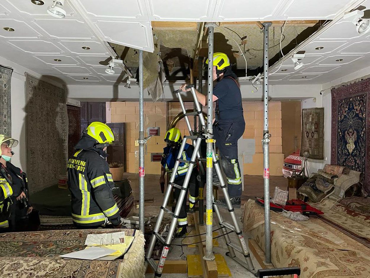 Die Feuerwehr beim Sichern der Decke.