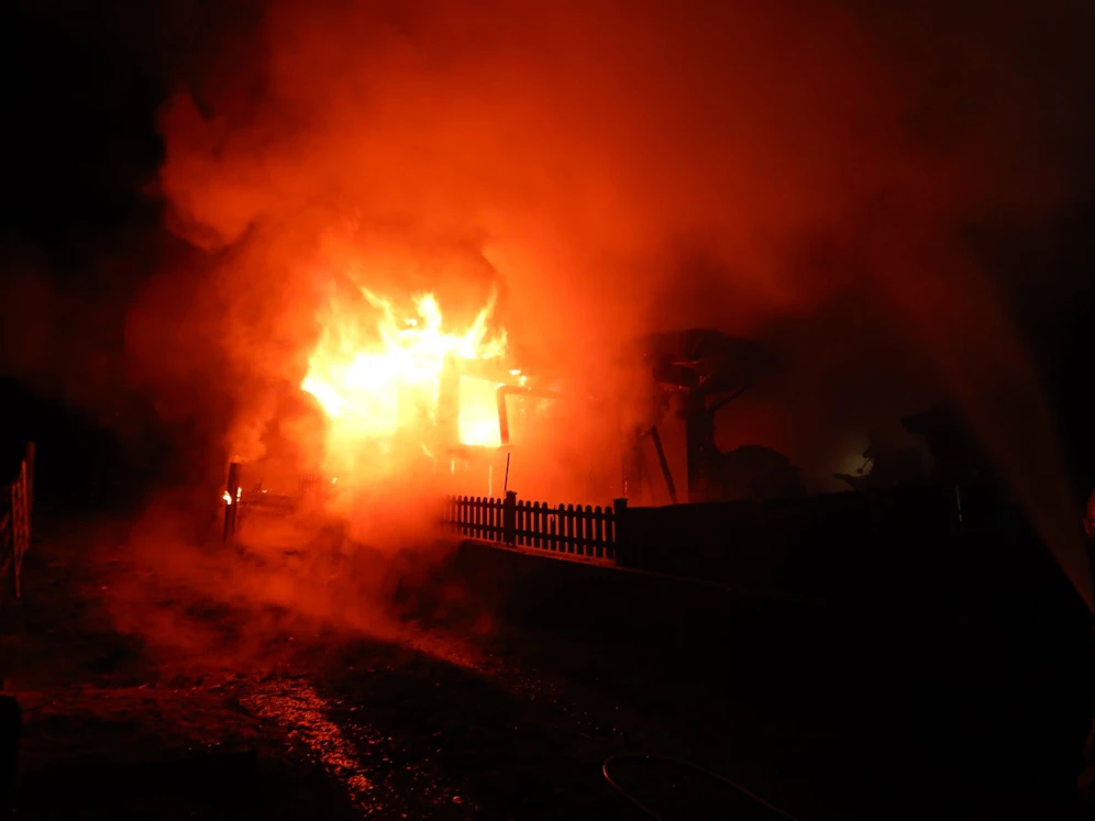 Beim Großbrand sind eine Garage und zwei Gartenhäuser abgebrannt.
