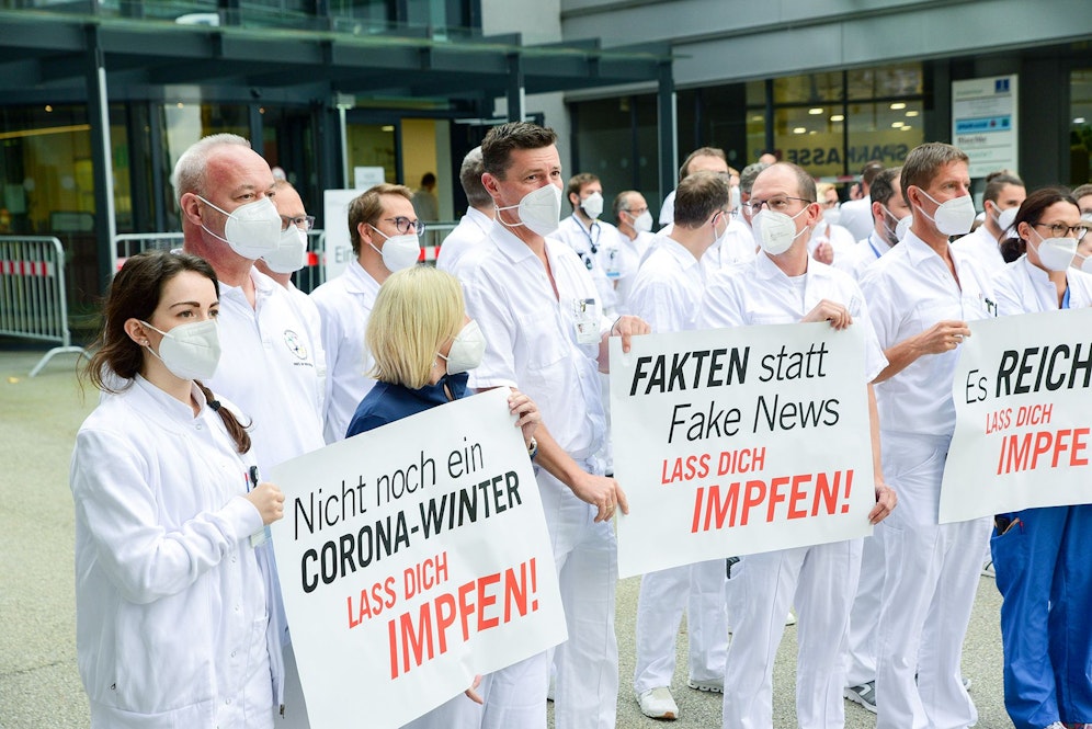 In Oberösterreich werden Spitalsmitarbeiter, die sich öffentlich für die Impfung einsetzen, bedroht und angefeindet.
