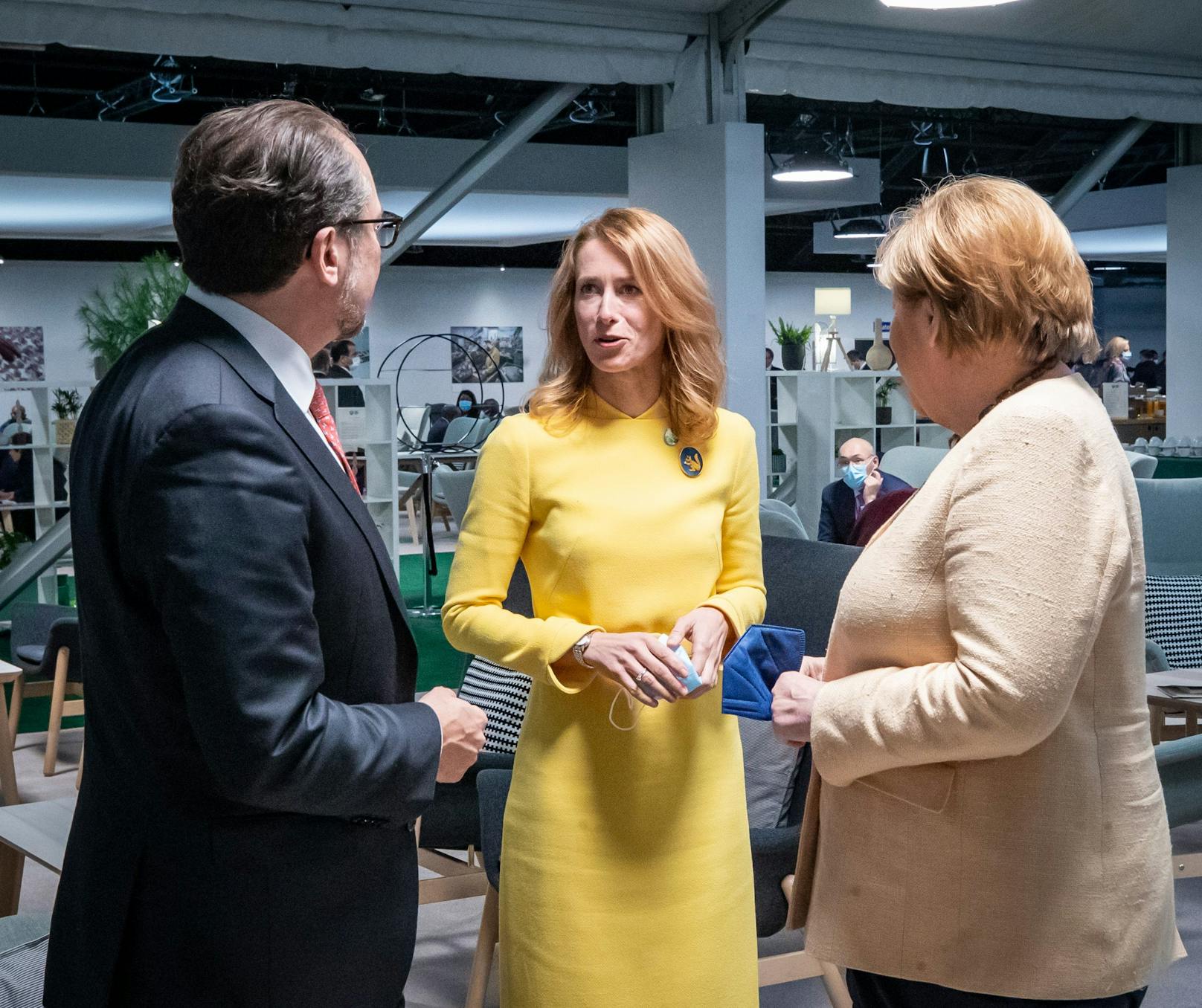 <strong>Alexander Schallenberg</strong> mit der estnischen PM <strong>Kaja Kallas</strong> (m.) und der deutschen Bundeskanzlerin <strong>Angela Merkel</strong> im Rahmen des COP26-Gipfels.