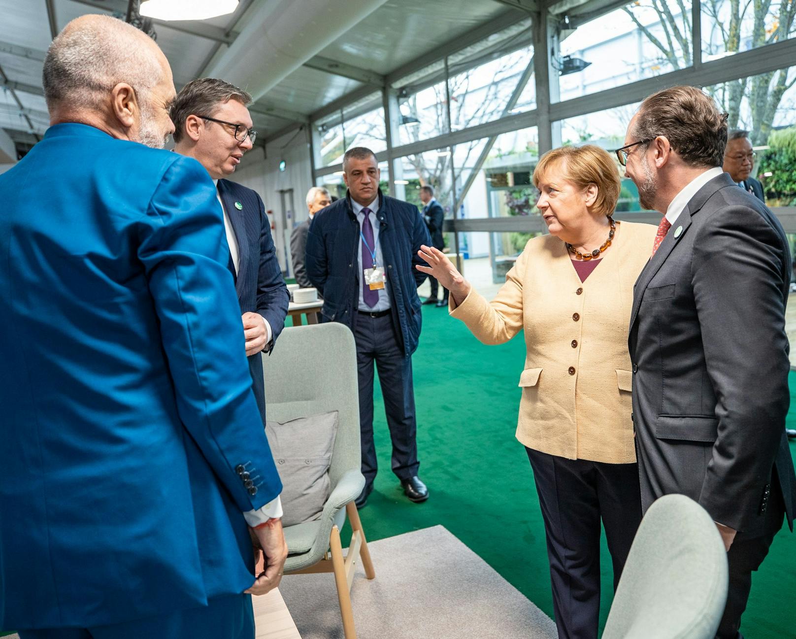 <strong>Alexander Schallenberg</strong> (l.) und&nbsp;<strong>Angela Merkel</strong> im Gespräch mit dem albanischen MP <strong>Edi Rama</strong> (L.) und dem serbischen Präsidenten <strong>Aleksandar Vučić</strong>&nbsp;im Rahmen des COP26-Gipfels.