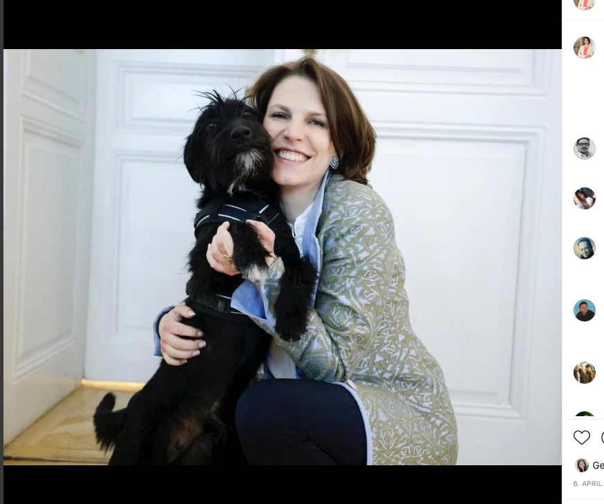 Karoline Edtstadler und BKA-Hund Struppi