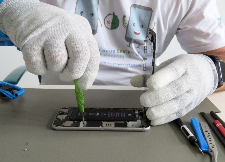 Auch Handy-Reparaturen werden mit bis zu 100 Euro gefördert.