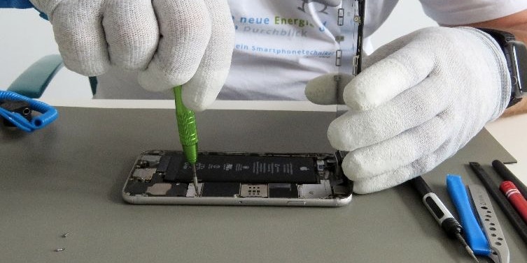 Auch Handy-Reparaturen werden mit bis zu 100 Euro gefördert.