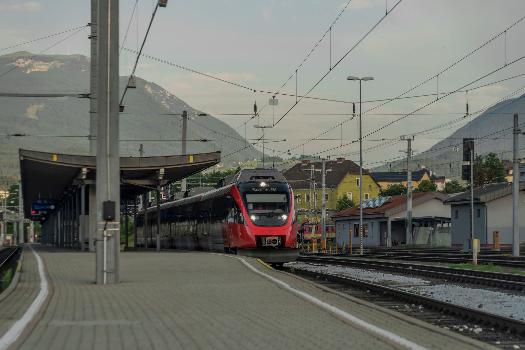 Der Räuber flüchtete in den Villacher Bahnhof und fuhr mit dem Zug davon.