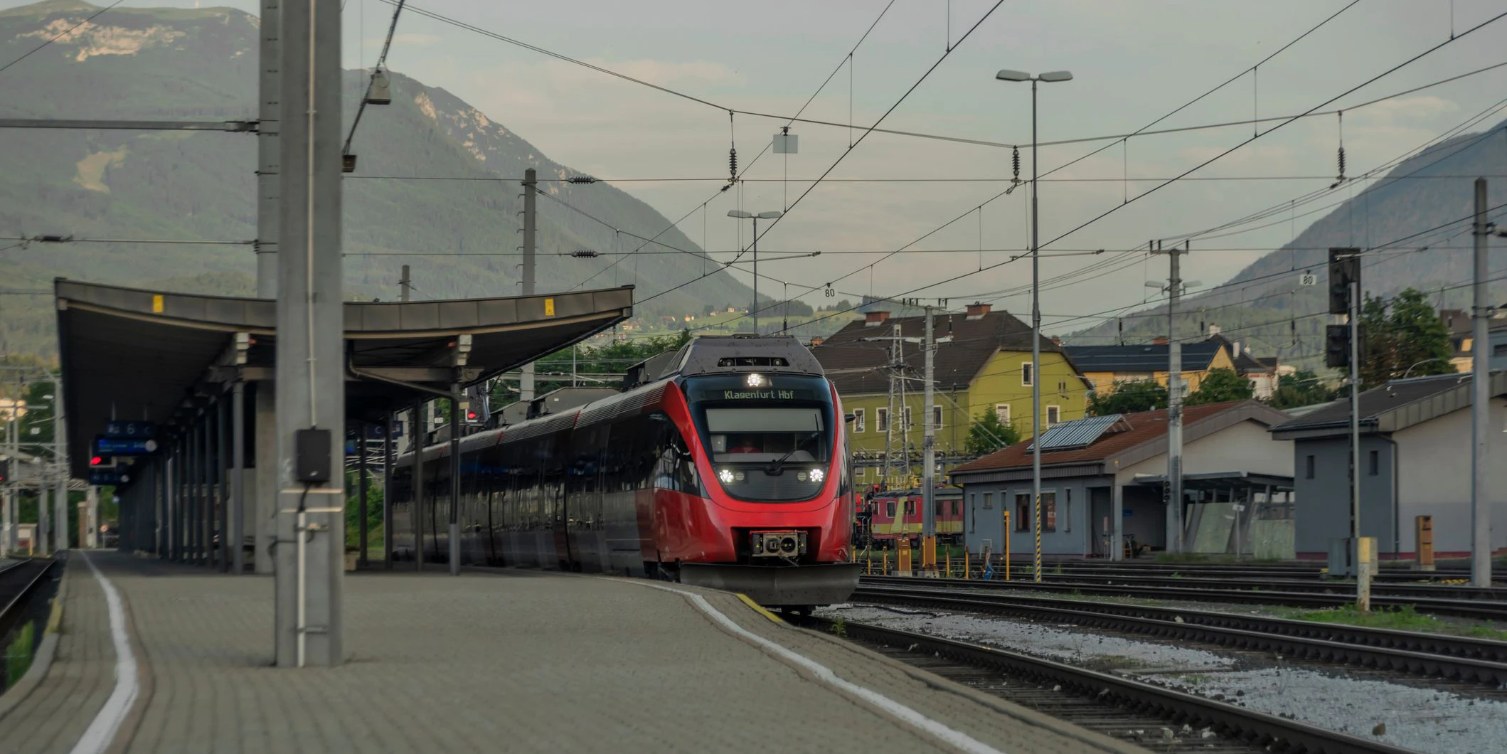 Der Räuber flüchtete in den Villacher Bahnhof und fuhr mit dem Zug davon.