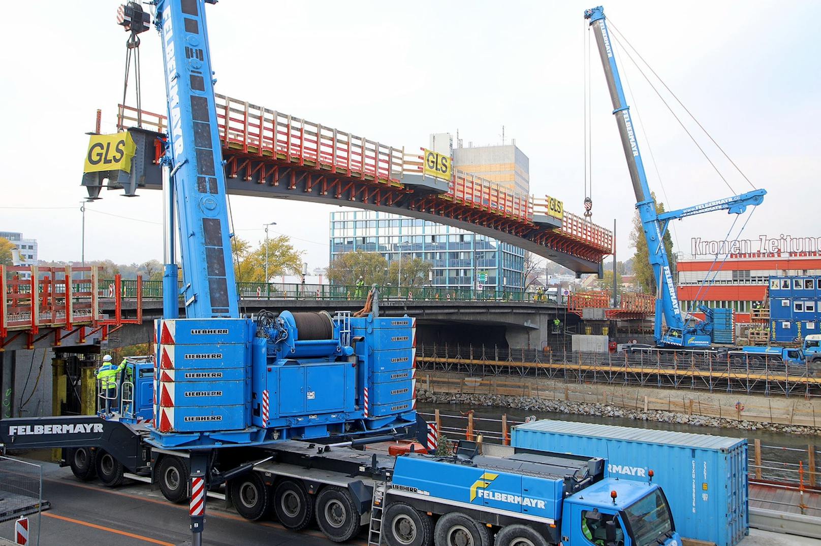 Die 180 Tonnen schwere Ersatzbrücke zu manövrieren, war eine technische Herausforderung.