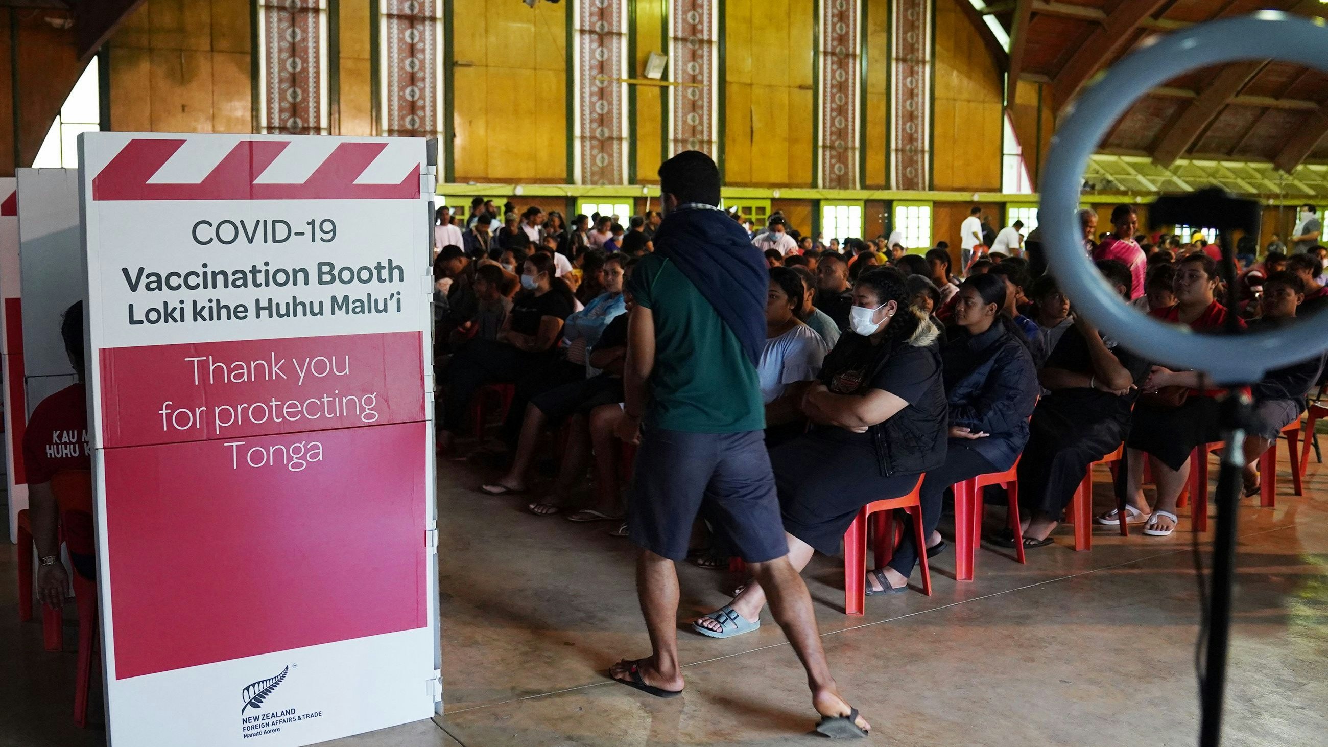 Download von www.picturedesk.com am 01.11.2021 (14:15).  *** SERVICEBILD *** A handout photo taken and released by Matangi Tonga on October 30, 2021 shows people queueing inside Queen Salote Memorial Hall to be vaccinated against Covid-19 coronavirus in Nuku'alofa. (Photo by Eleanor GEE / Matangi Tonga / AFP) / RESTRICTED TO EDITORIAL USE - MANDATORY CREDIT  AFP PHOTO / Matangi Tonga / Eleanor GEE - NO MARKETING - NO ADVERTISING CAMPAIGNS - DISTRIBUTED AS A SERVICE TO CLIENTS - 20211030_PD0653 - Rechteinfo: Servicebild (SB) Bei diesem Bild ist PictureDesk ausschlieÃlich technischer Dienstleister und stellt eine technische BearbeitungsgebÃ¼hr in Rechnung. PictureDesk ist weder Urheber noch Rechteinhaber. Die Nutzung liegt in alleiniger Verantwortung des Kunden. Nur fÃ¼r redaktionelle Nutzung! Werbliche Nutzung erfordert Freigabe: bitte schicken Sie uns eine Anfrage.