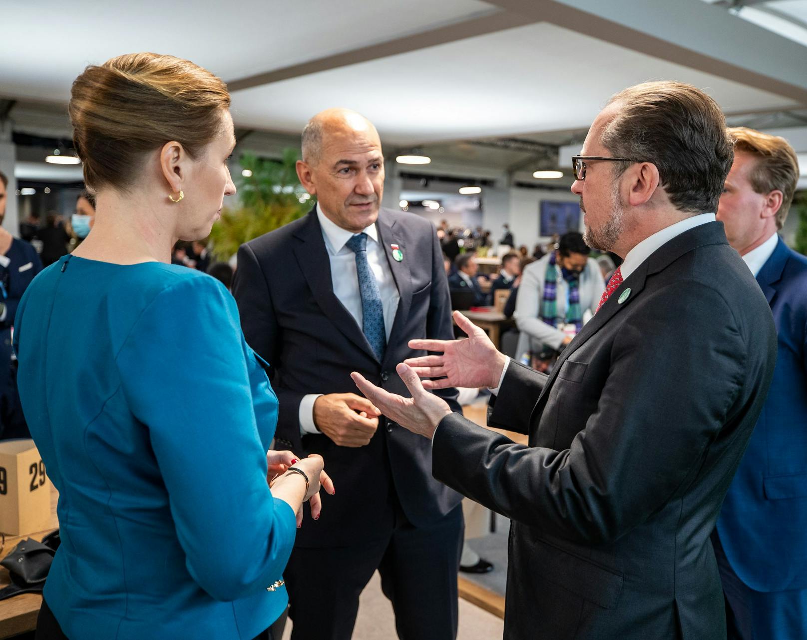 <strong>Alexander Schallenberg</strong> mit dem slowenischen PM <strong>Janez Janöa</strong> (M.) und der dänischen PM <strong>Mette Frederiksen</strong> im Rahmen des COP26-Gipfels.
