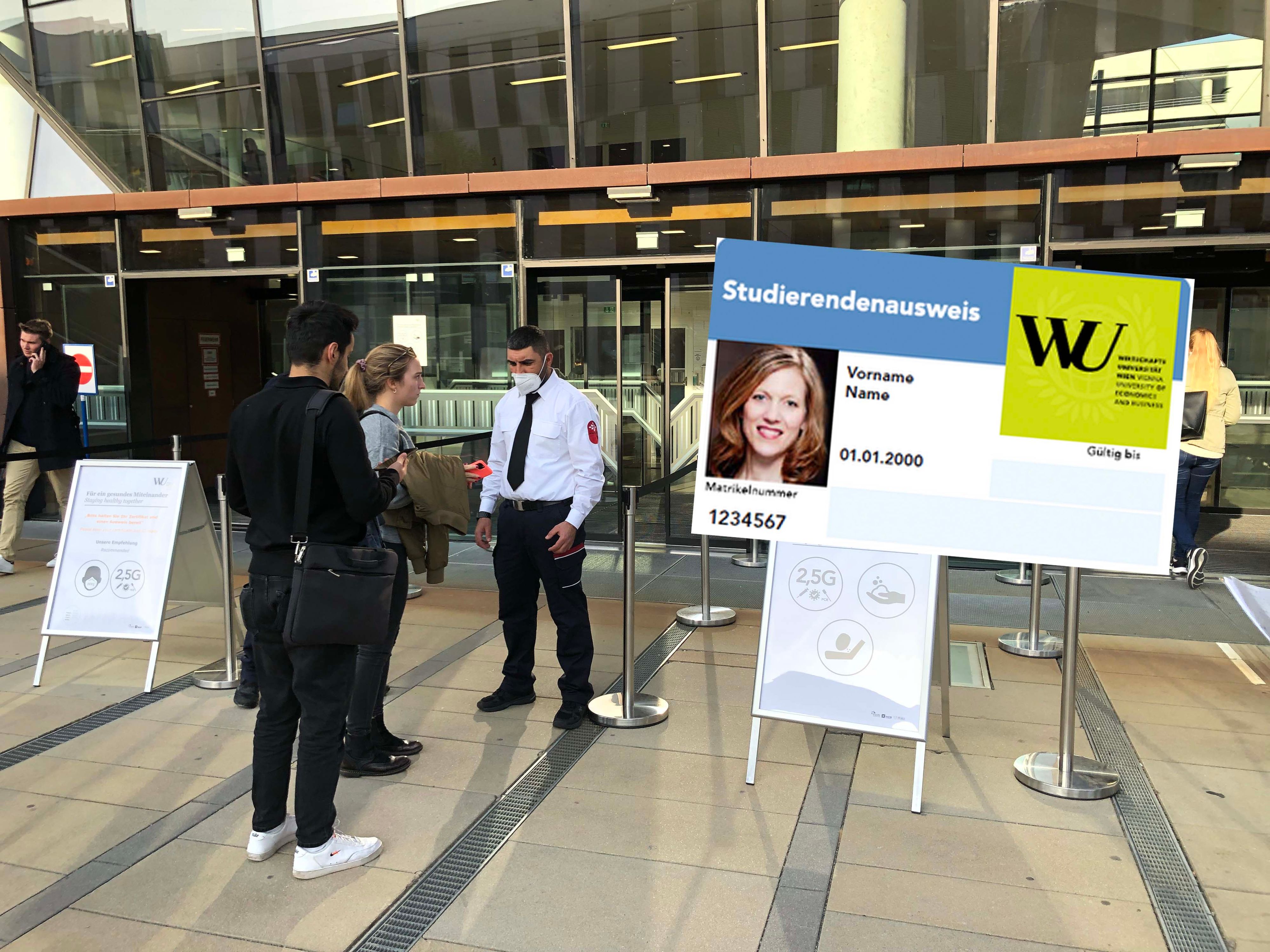 Vorm Betreten der Wiener Wirtschaftsuni wird – wie bei allen Unis – die Einhaltung der 2,5G-Regel kontrolliert. Geimpfte und Genesene können sich einen Fast Lane Sticker für ihren Studierendenausweis holen.