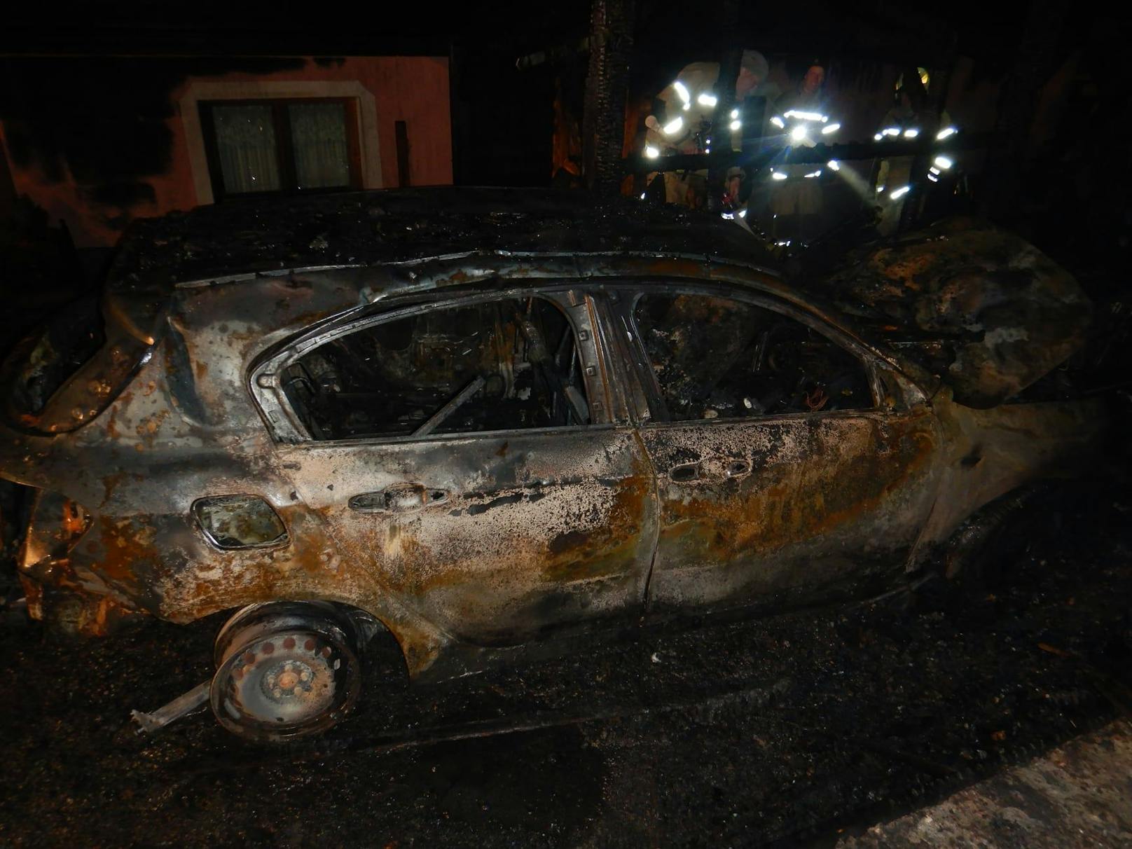 Mehrere Kraftfahrzeuge und Motorräder sind bei dem Brand zerstört worden.