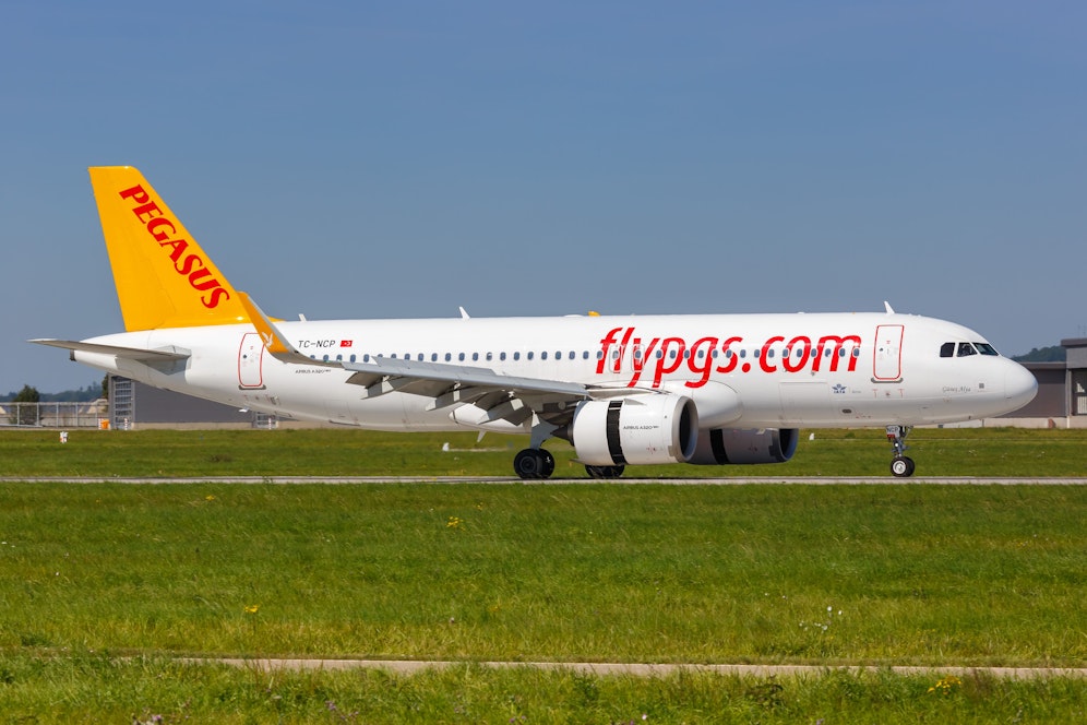 Alle Passagiere des Pegasus-Airlines-Flugs müssen sich beim Gesundheitsamt melden. Der Grund: Im Flieger ist ein lebloser Mann gefunden worden.