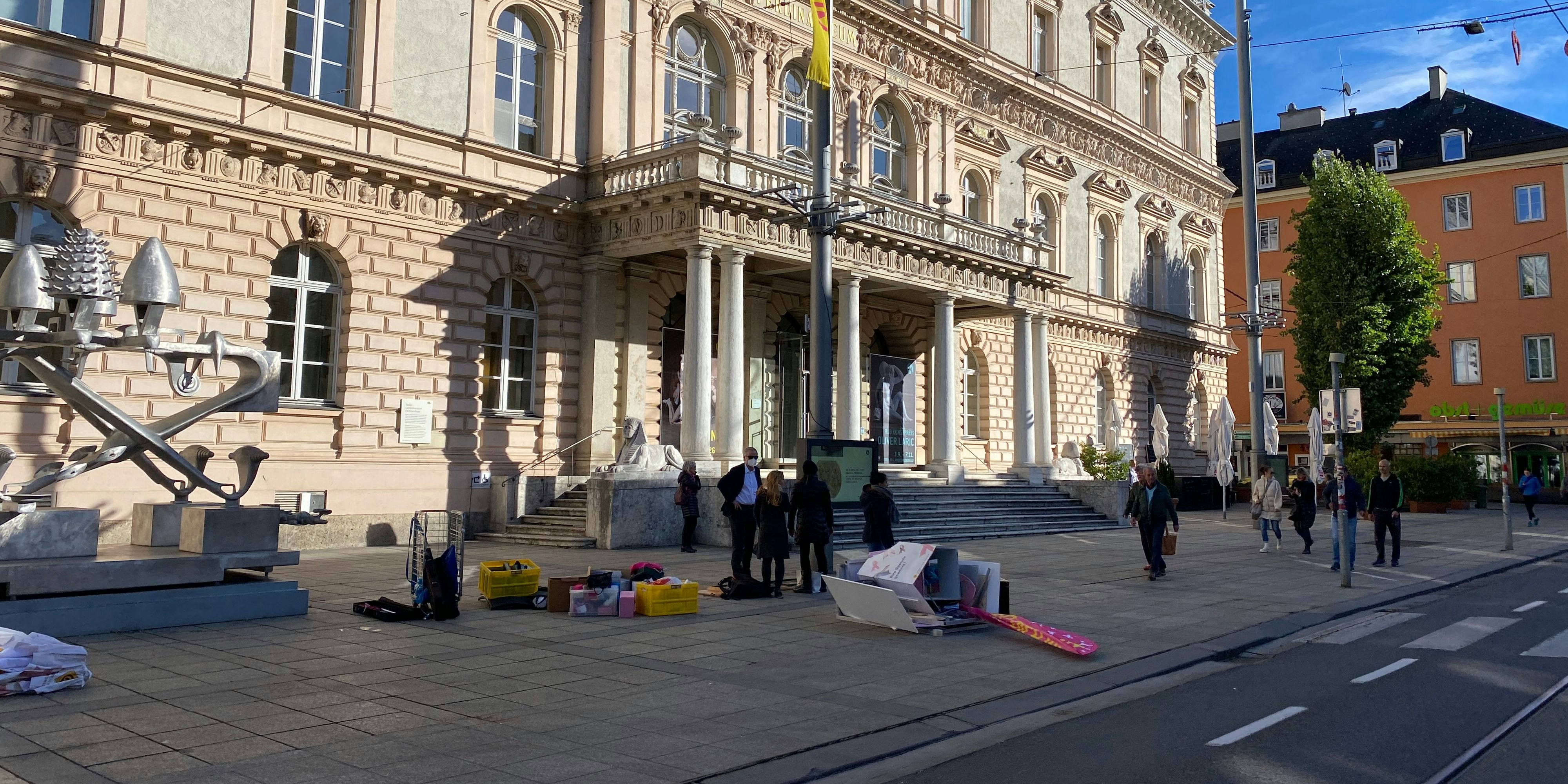Der Schwerverletzte wurde in die Innsbrucker Klinik eingeliefert, dort erlag er seinen Verletzungen.