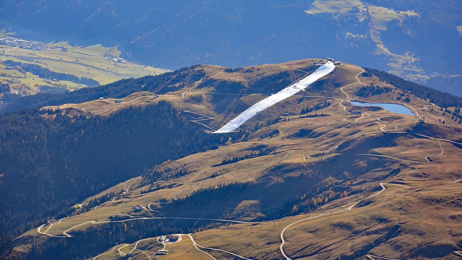 Auch im Netz lässt die schneeweiße Talfahrt in der ansonsten schneefreien Umgebung die Wogen hochgehen, der eisige Streifen wird heiß diskutiert.