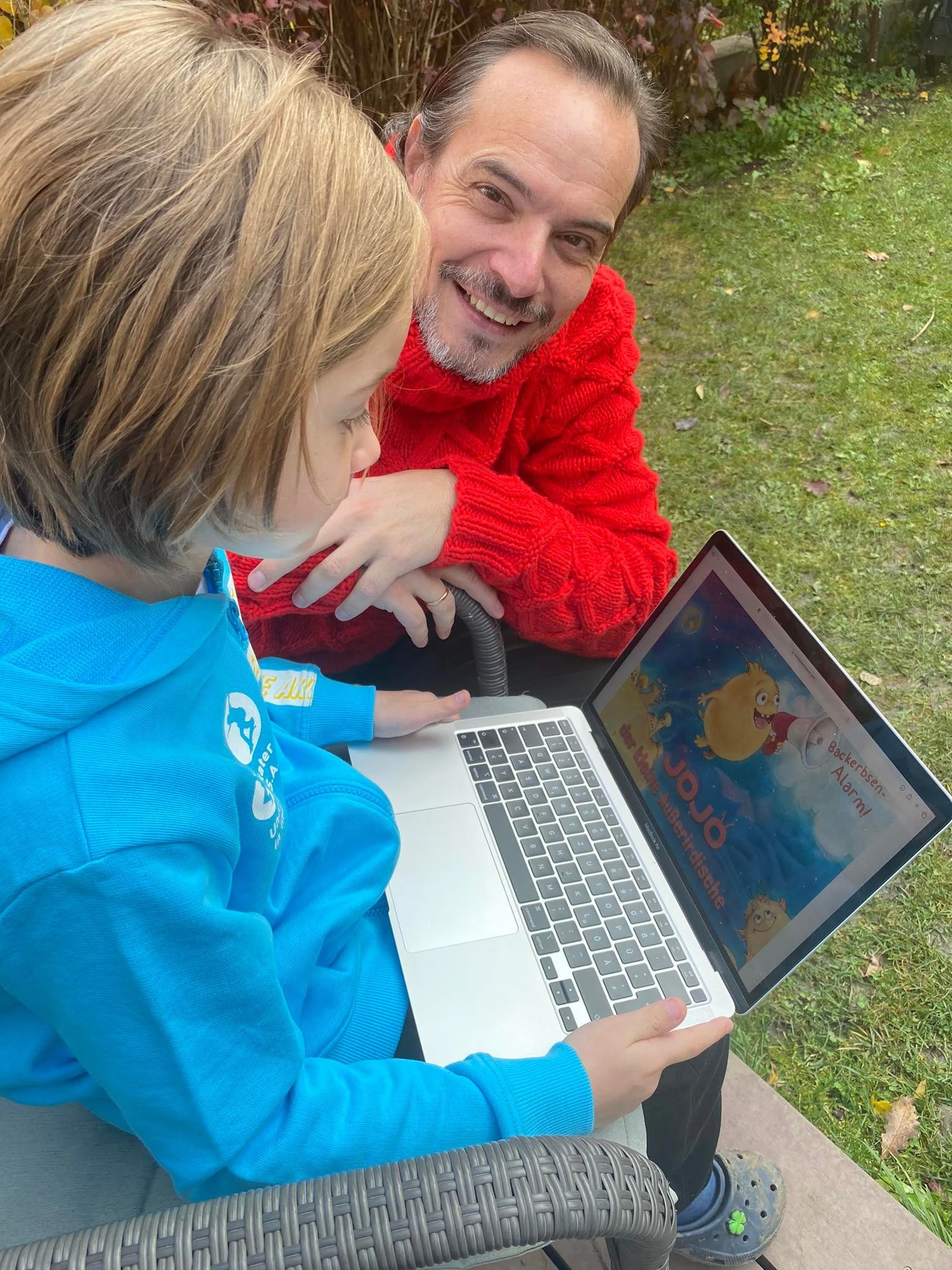 Johannes (6) und sein Vater Robert (47) erfanden das Weltall-Abenteuer "Jojo, der kleine Außerirdische".