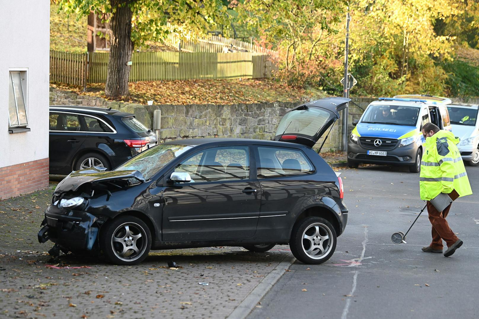 Hessen, Witzenhausen: ein schwarzer VW Polo raste am 29. Oktober in eine Gruppe Kinder, <a data-li-document-ref="100171101" href="https://www.heute.at/g/mann-rast-in-gruppe-von-schulkindern-8-jaehrige-tot-100171101">tötete eine 8-Jährige</a>.