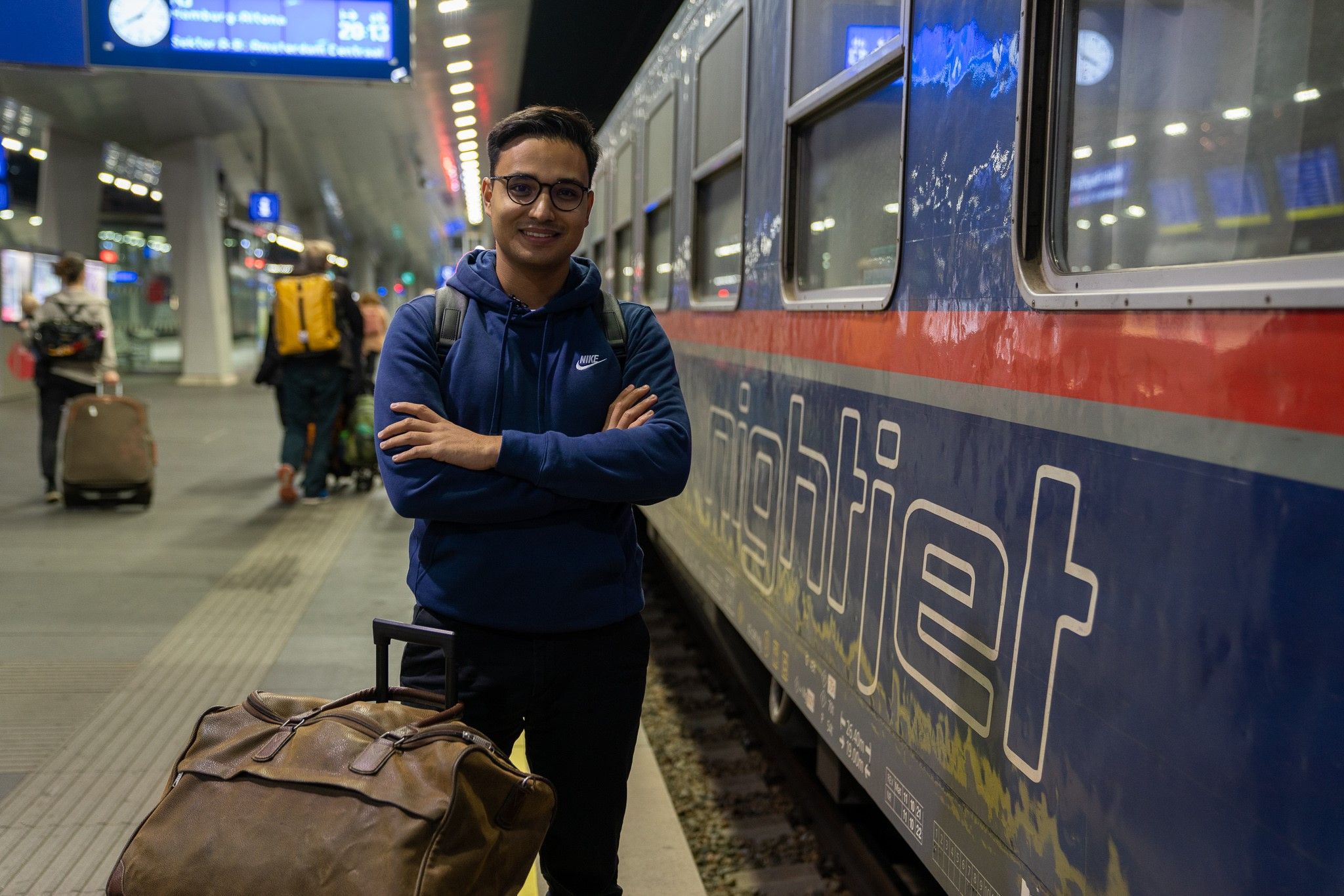 In einem Selbstexperiment zeigt NEOS-Abgeordneter Yannick Shetty den preislichen und zeitlichen Unterschied zwischen Fliegen und Zugfahren.