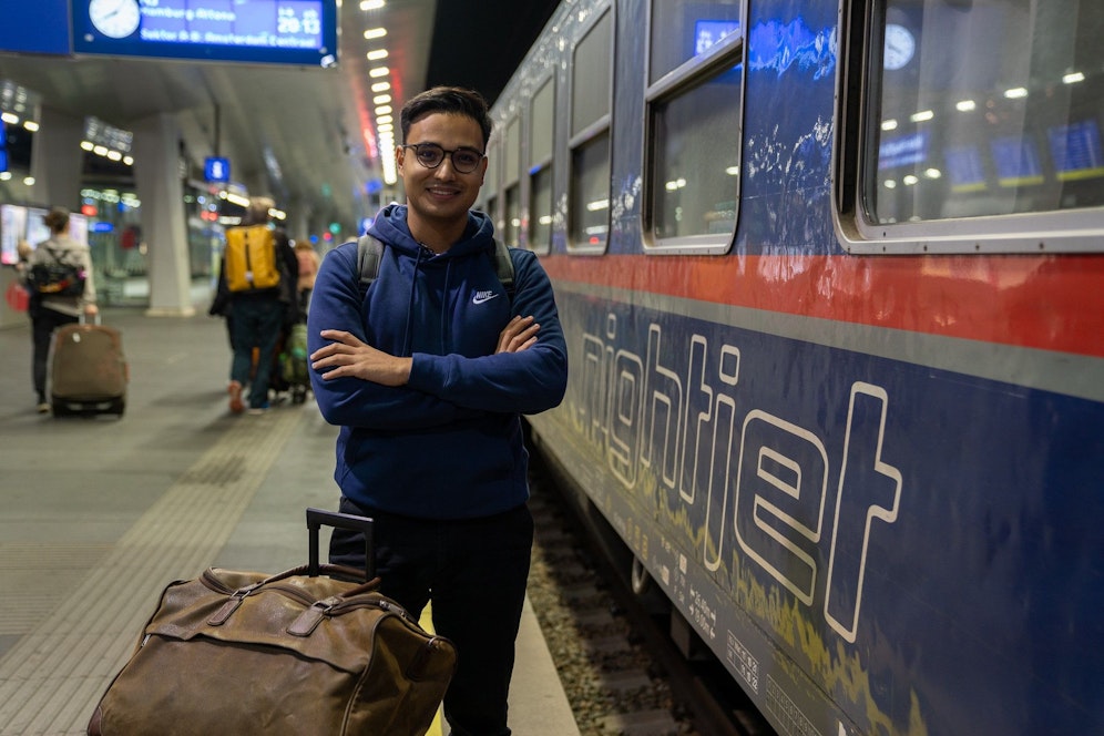 In einem Selbstexperiment zeigt NEOS-Abgeordneter Yannick Shetty den preislichen und zeitlichen Unterschied zwischen Fliegen und Zugfahren.