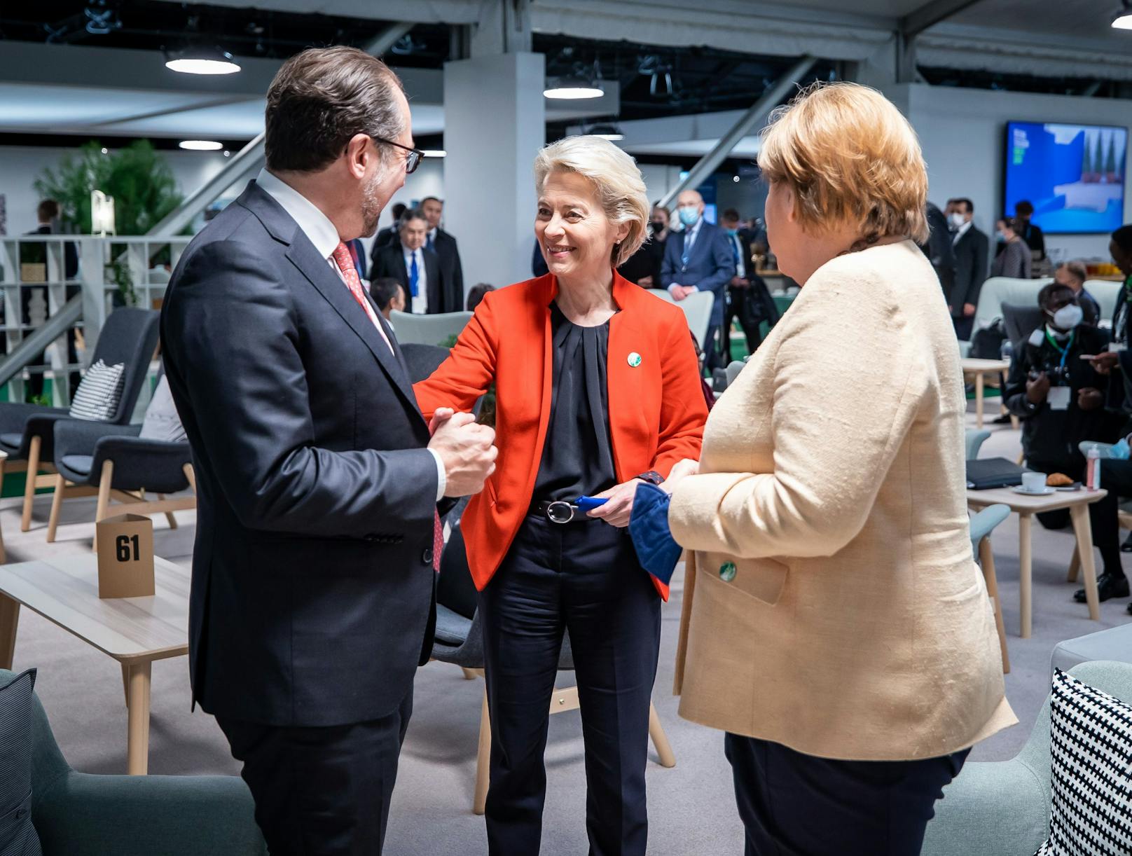 <strong>Alexander Schallenberg</strong> mit EU Kommissionspräsidentin <strong>Ursula von der Leyen</strong> (M.) und der deutschen Bundeskanzlerin <strong>Angela Merkel</strong>.