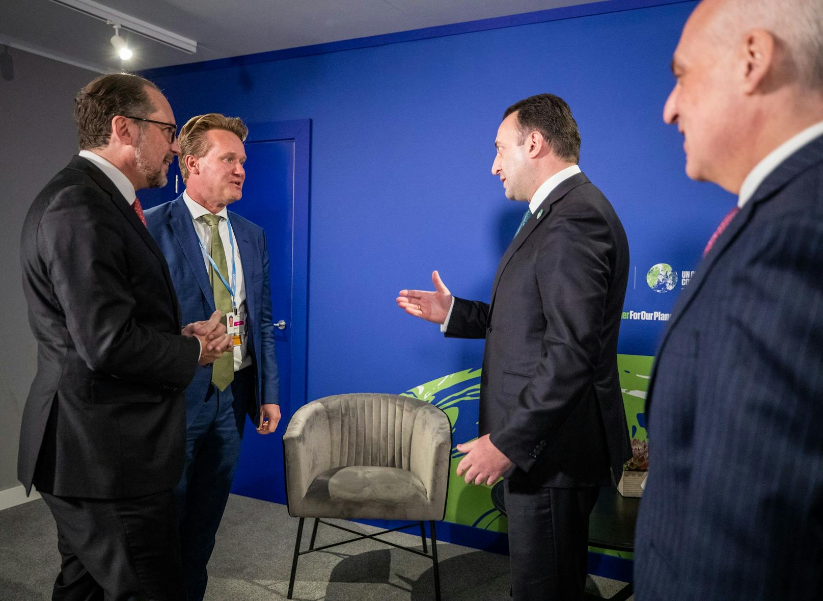 <strong>Alexander Schallenberg</strong> mit IV-Präsident <strong>Georg Knill</strong> (m.) und dem georgischen PM <strong>Irakli Gharibaschwili</strong> im Rahmen des COP26-Gipfels.