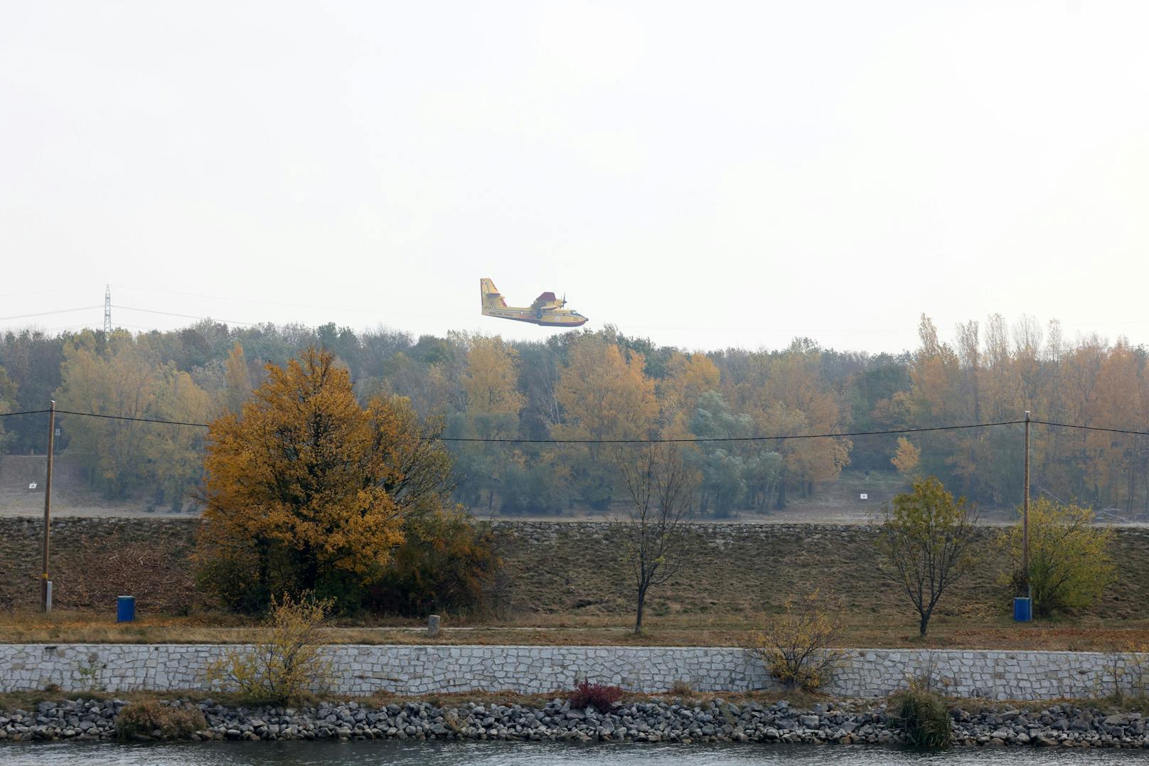 Löschflugzeug aus Italien holt Wasser aus Donau.