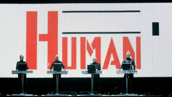 Als erste deutsche Band wurden am Wochenende Kraftwerk in die "Rock and Roll Hall of Fame" aufgenommen. (Das Bild zeigt die Band bei ihrem Auftritt am Coachella Music Festival 2008)