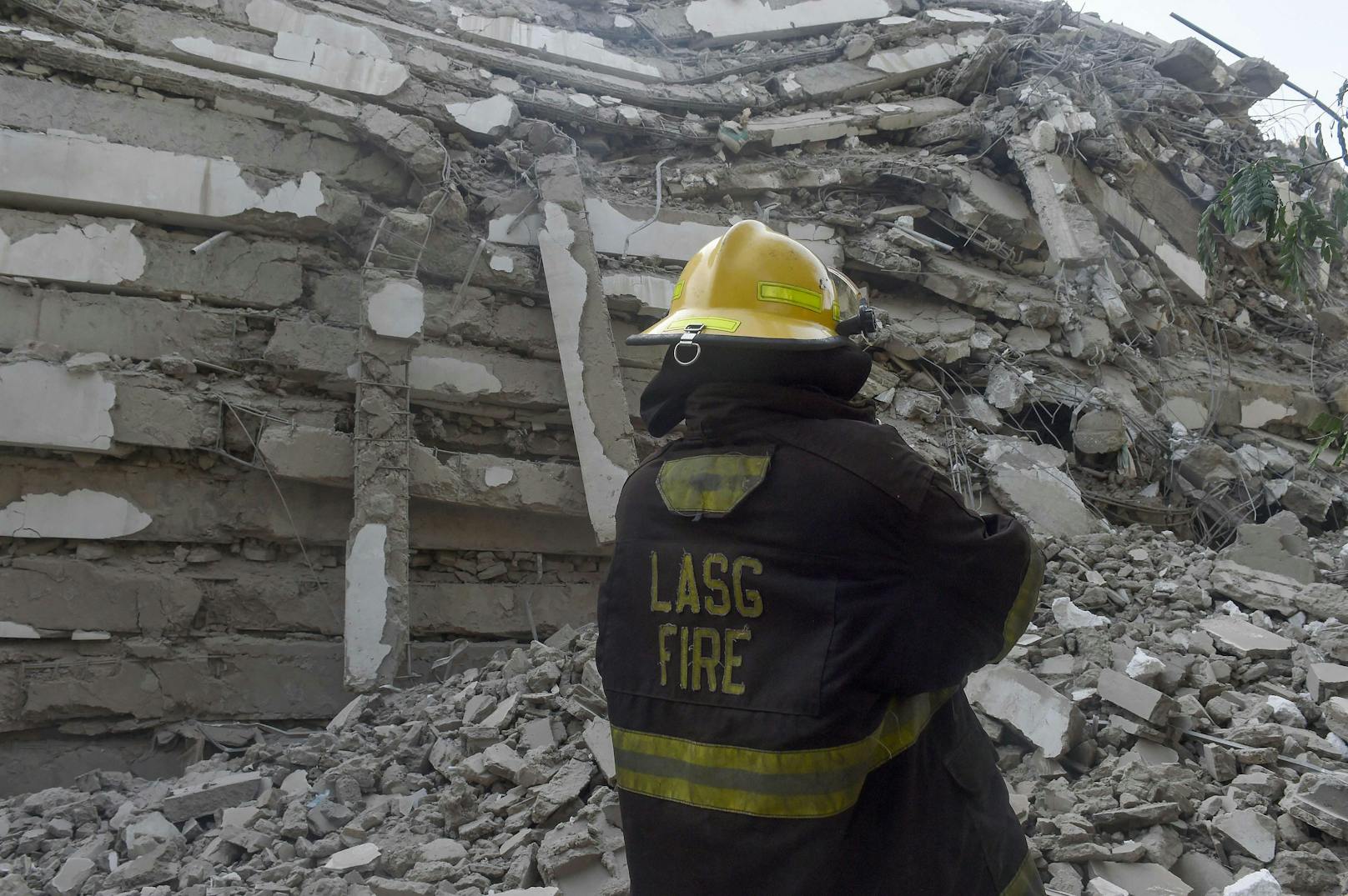 Mehr als 100 Menschen könnten unter den Trümmern des Hochhauses liegen.
