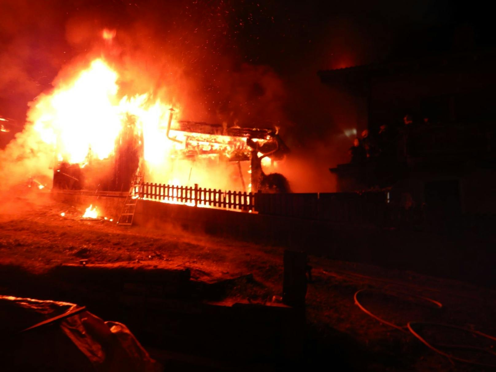 Beim Eintreffen stand ein Garagenobjekt und zwei Gartenhäuser in Vollbrand.