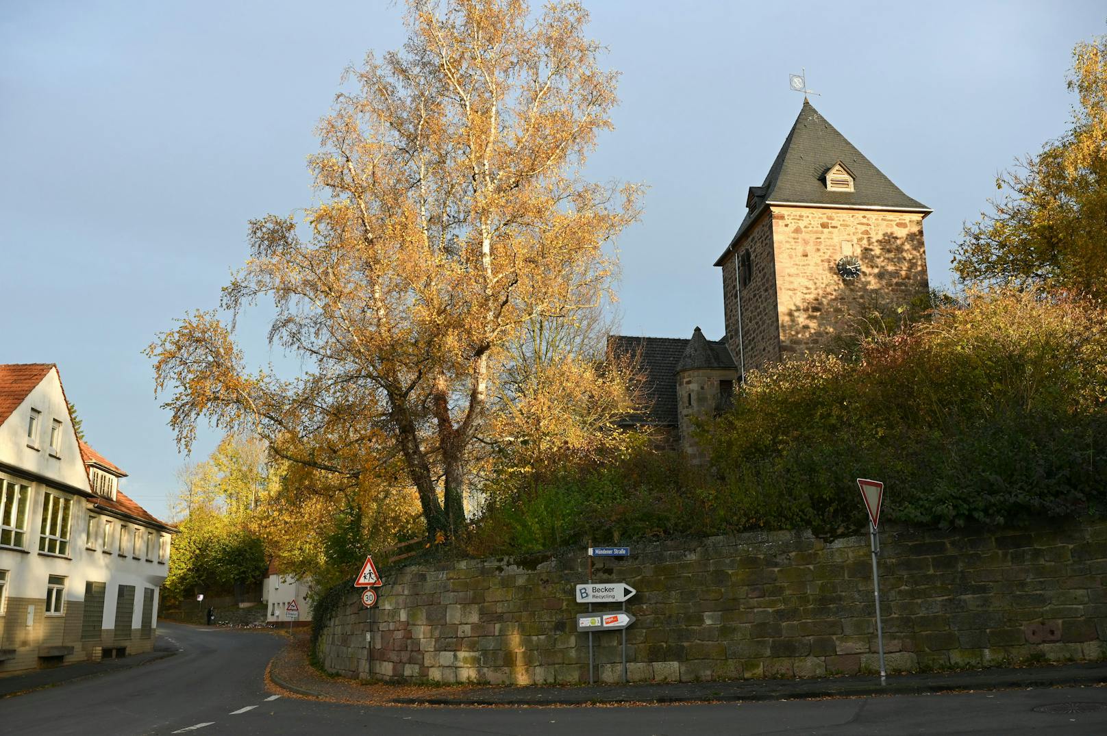 Die Unglücksstelle liegt in der Nähe der Kirche von Witzenhausen.