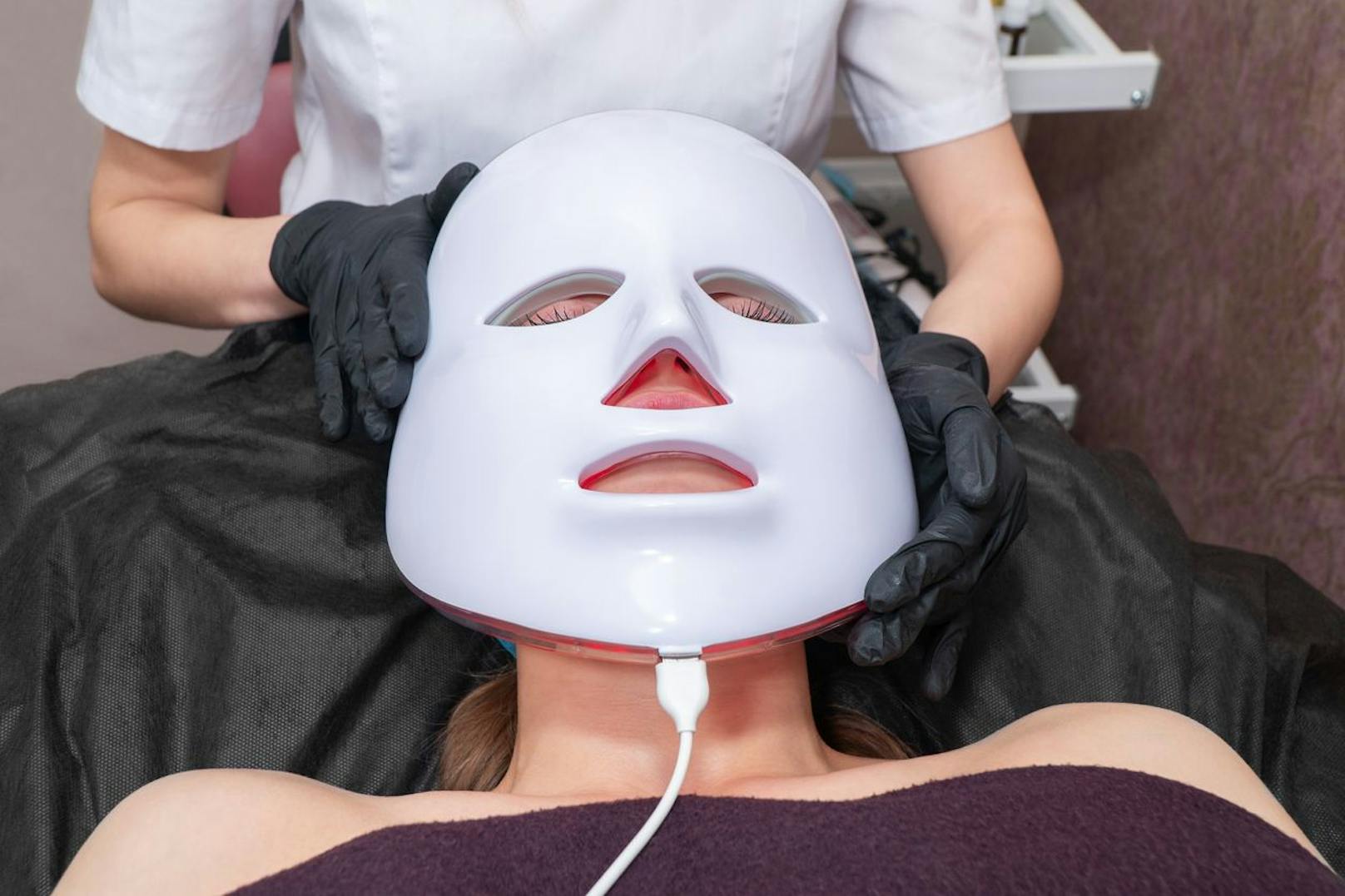 Mit den elektrischen Impulsen hilft dir die Maske, ein besseres Hautbild zu bekommen.
