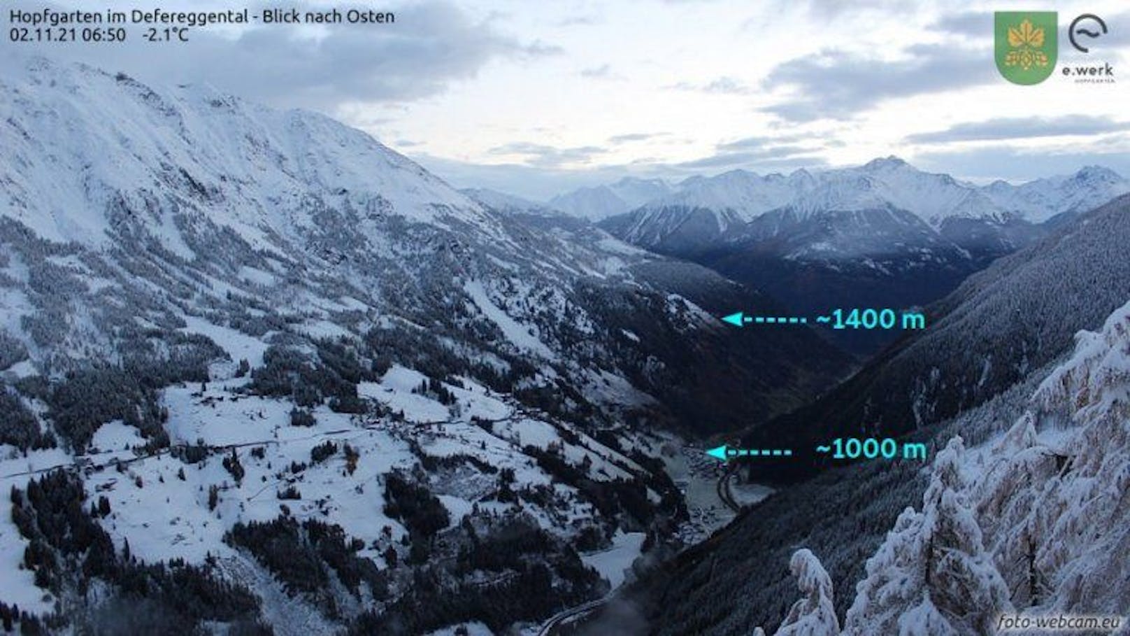 Hopfgarten im Defereggental, Osttirol. Gut sichtbar ist der Unterschied in der Schneefallgrenze aufgrund der Niederschlagsabkühlung zwischen dem engen Tal (unten im Bild) und der Talmündung / dem Talausgang oben