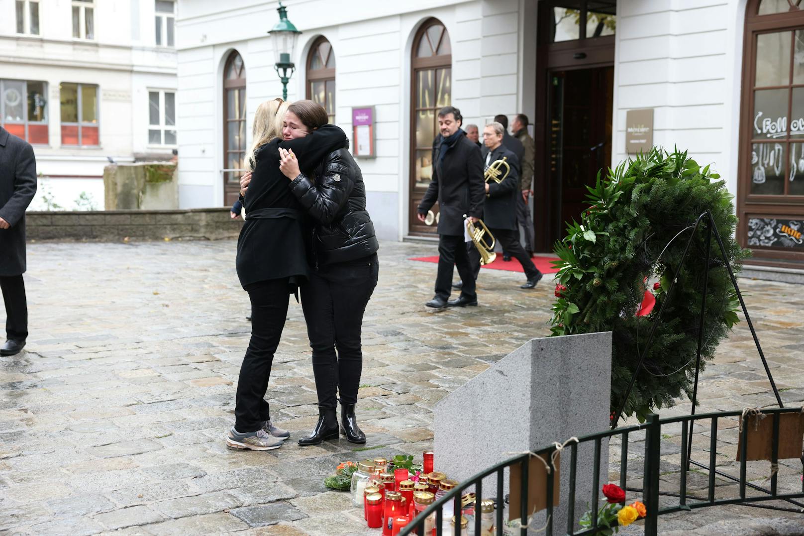 Neben der gesamten Stadtregierung mit Bürgermeister Michael Ludwig (SPÖ) an der Spitze waren auch Hinterbliebene der Opfer bei der Gedenkveranstaltung anwesend..