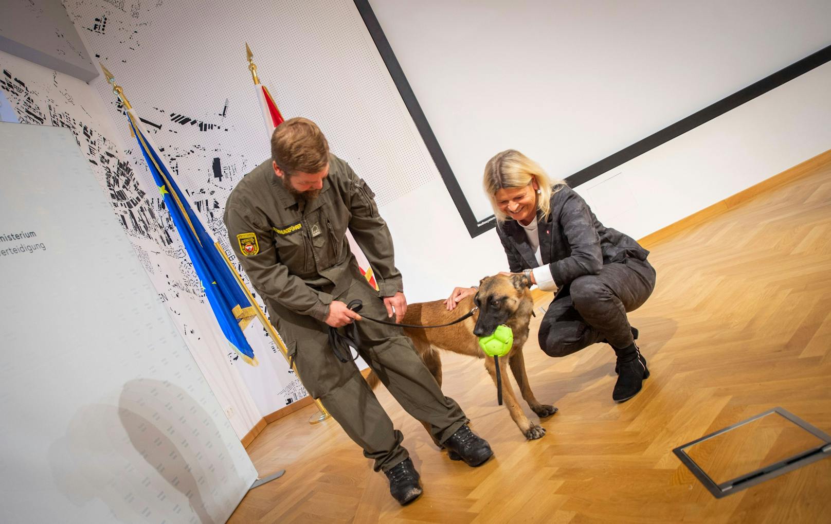 Verteidigungsministerin Klaudia Tanner mit Corona-Spürhund des Bundesheeres.