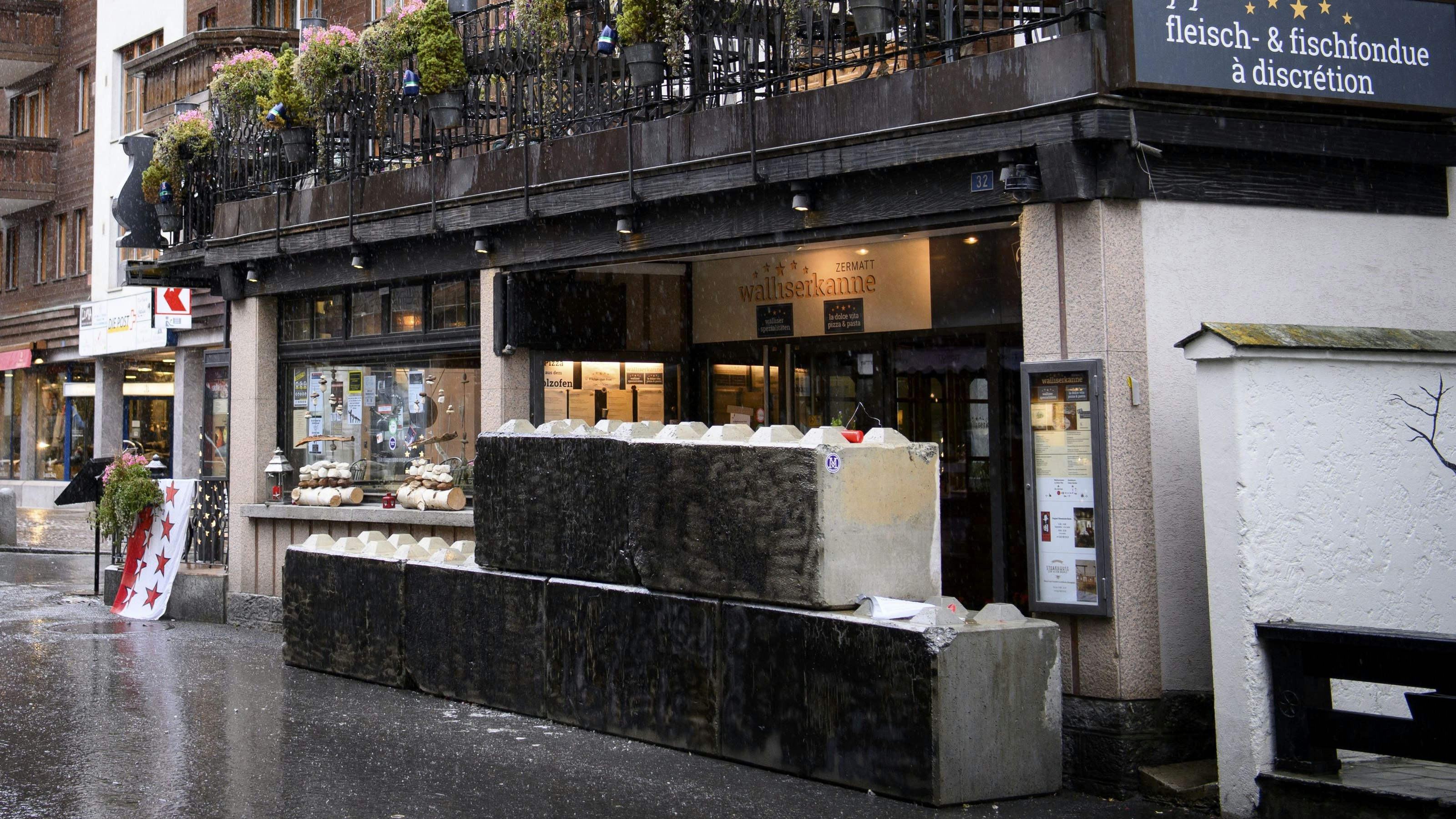 Betonblöcke vor der "Walliserkanne"