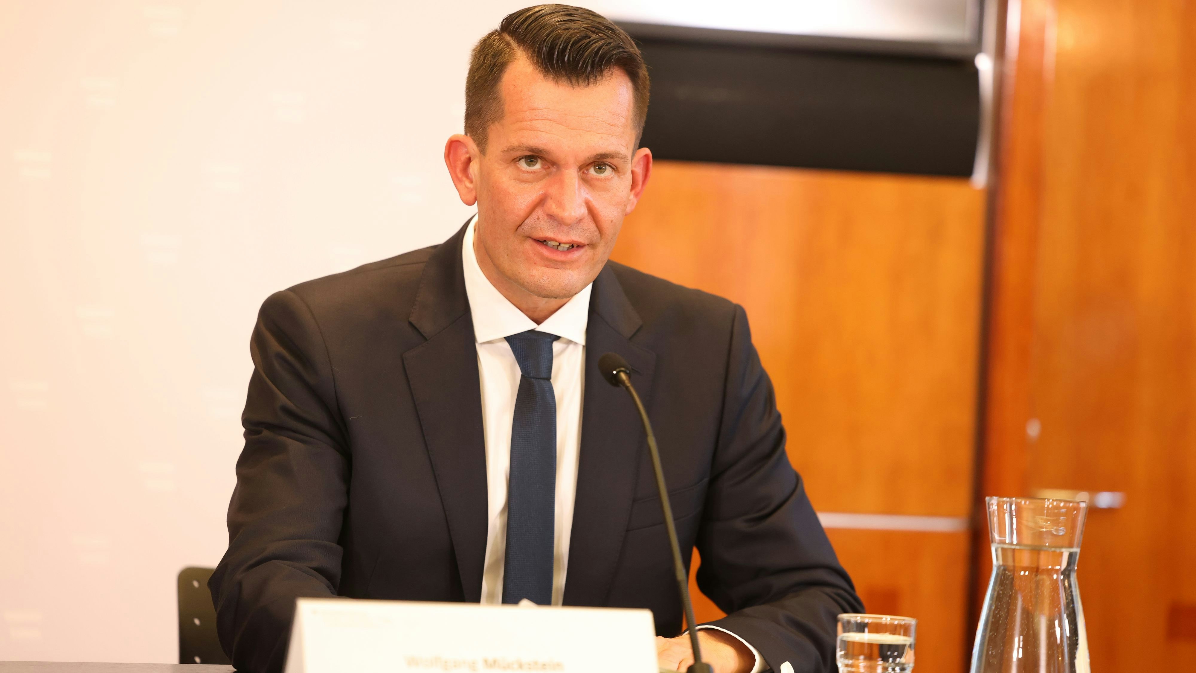 Seltenes Bild: Minister Mückstein mit Krawatte und schwarzen Schuhen. Er musste zur Trauerfeier wegen des Terroranschlags.