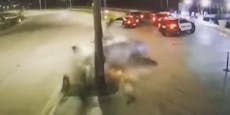 Raser-Auto reißt es bei Crash vor Polizei in Stücke
