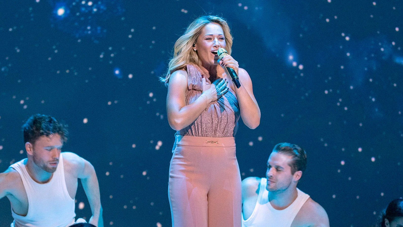 ARD/NDR KLEIN GEGEN GROSS - DAS UNGLAUBLICHE DUELL, am Samstag (20.11.21) um 20:15 Uhr im ERSTEN. Helene Fischer © NDR/Thorsten Jander, honorarfrei - Verwendung gemäß der AGB im engen inhaltlichen, redaktionellen Zusammenhang mit genannter NDR-Sendung bei Nennung "Bild: NDR/Thorsten Jander" (S2). NDR Presse und Information/Fotoredaktion, Tel: 040/4156-2306 oder -2305, pressefoto@ndr.de