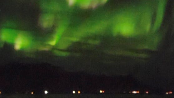 Über Reykjavik, der Hauptstadt von Island, tobten sich die Nordlichter in der Halloween-Nacht ganz besonders aus.