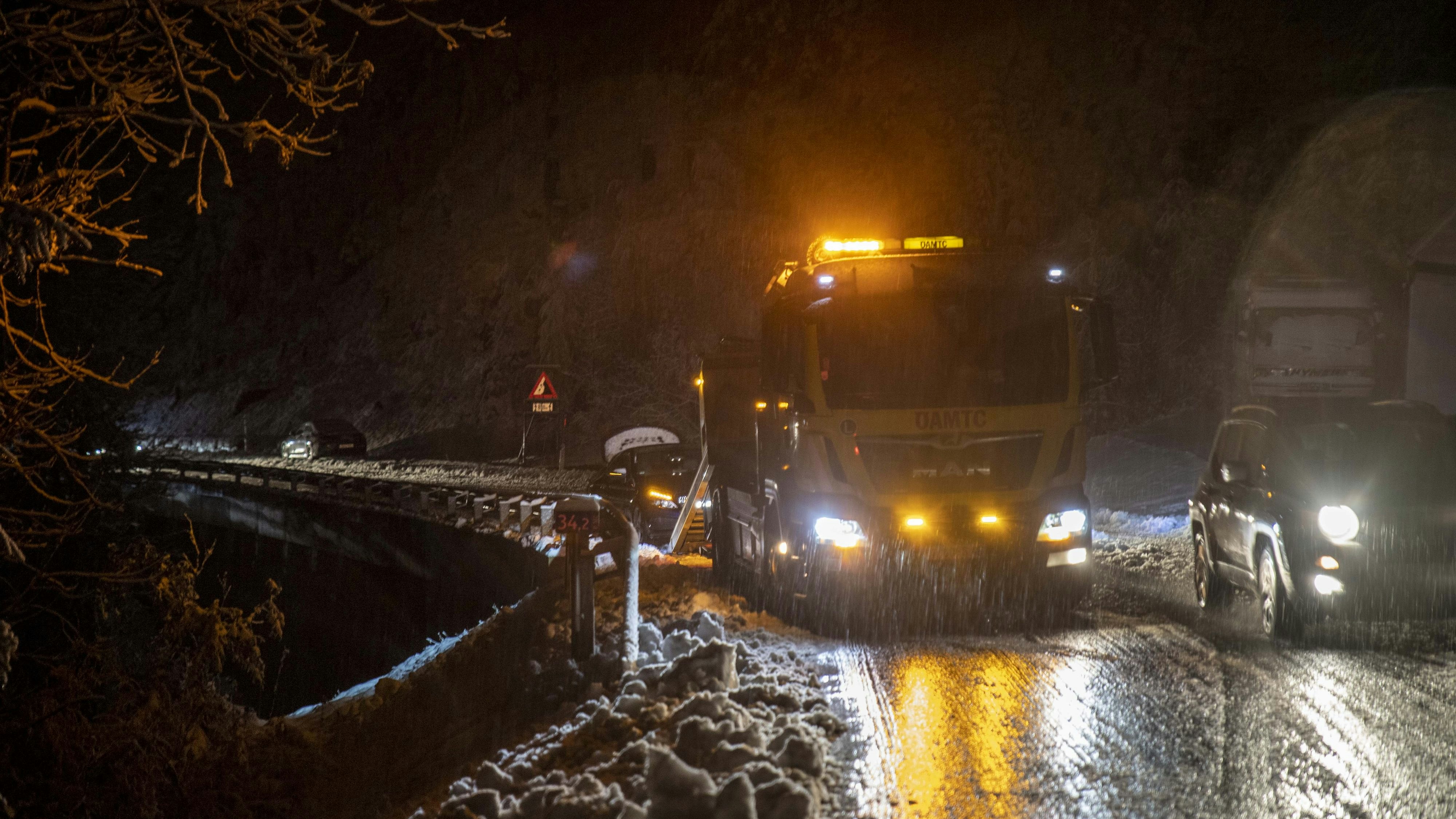 Download von www.picturedesk.com am 02.11.2021 (18:17).  ABD0023_20211102 - BRENNER - ÖSTERREICH: ZU APA0116 VOM 2.11.2021 - Der erste Schneefall hat am Montagabend, 01. November 2021, zu Sperren und Staus auf Tirols Straßen geführt. Im Bild die Situation auf der Brenner Straße (B182). - FOTO: APA/ZEITUNGSFOTO.AT/DANIEL LIEBL - 20211102_PD1601 - Rechteinfo: Rights Managed (RM)