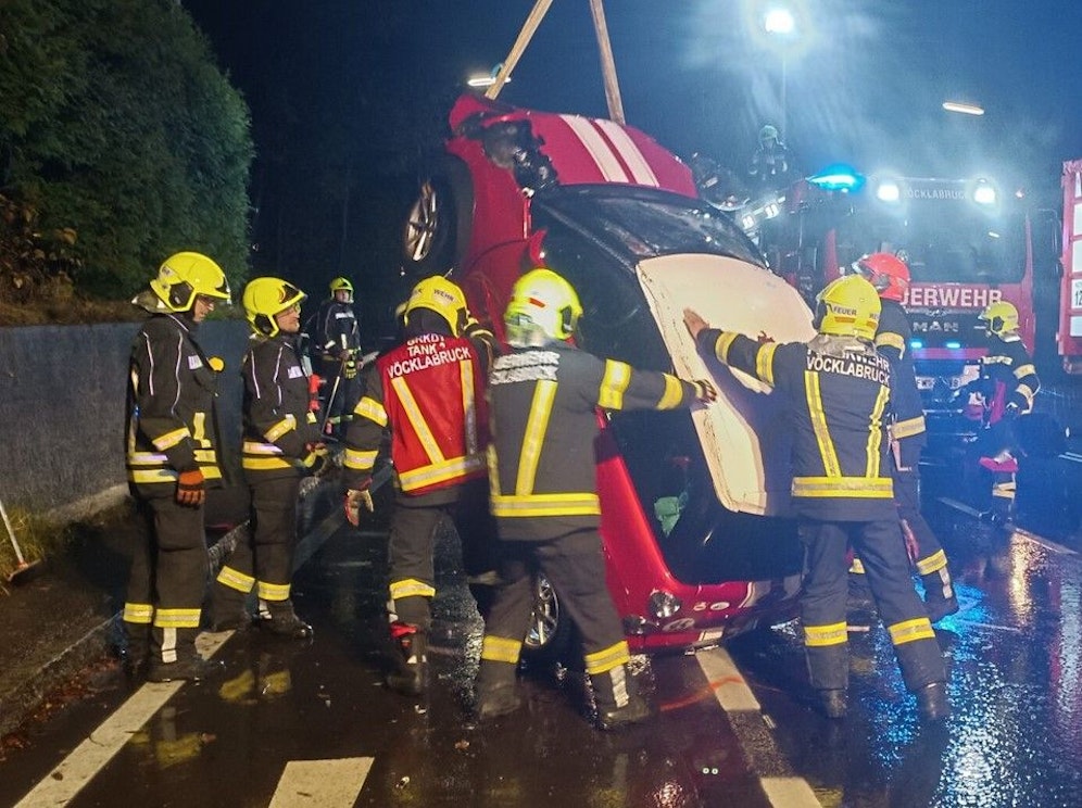 Passanten befreiten die Insassen, noch bevor die Einsatzkräfte vor Ort waren.